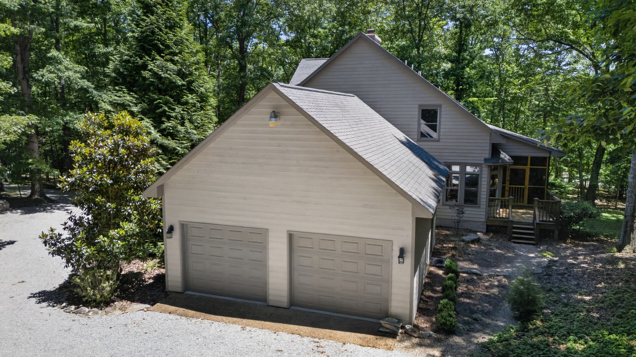 2046 Lakeshore Dr