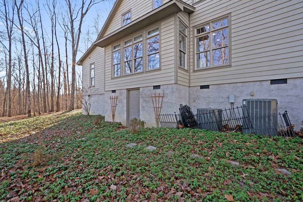 2046 Lakeshore Dr