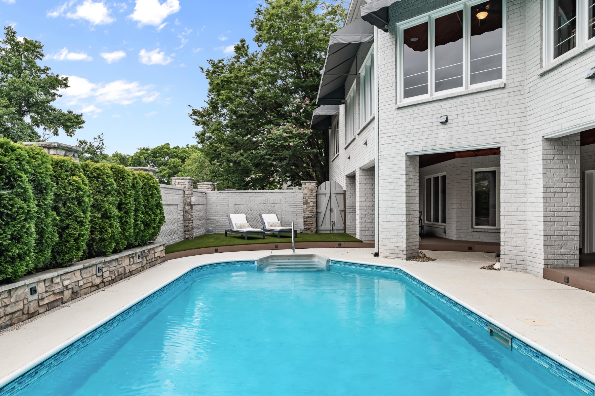 1 Warwick Ln