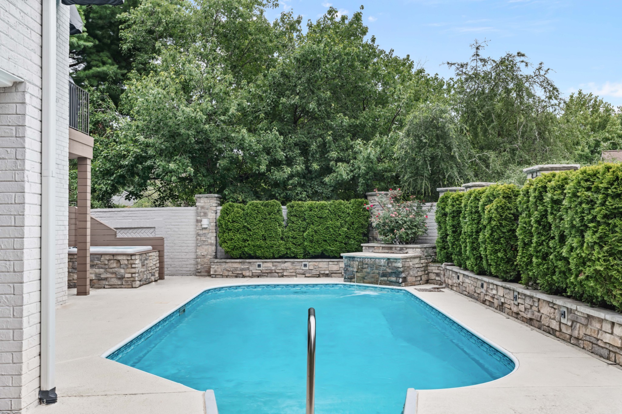 1 Warwick Ln