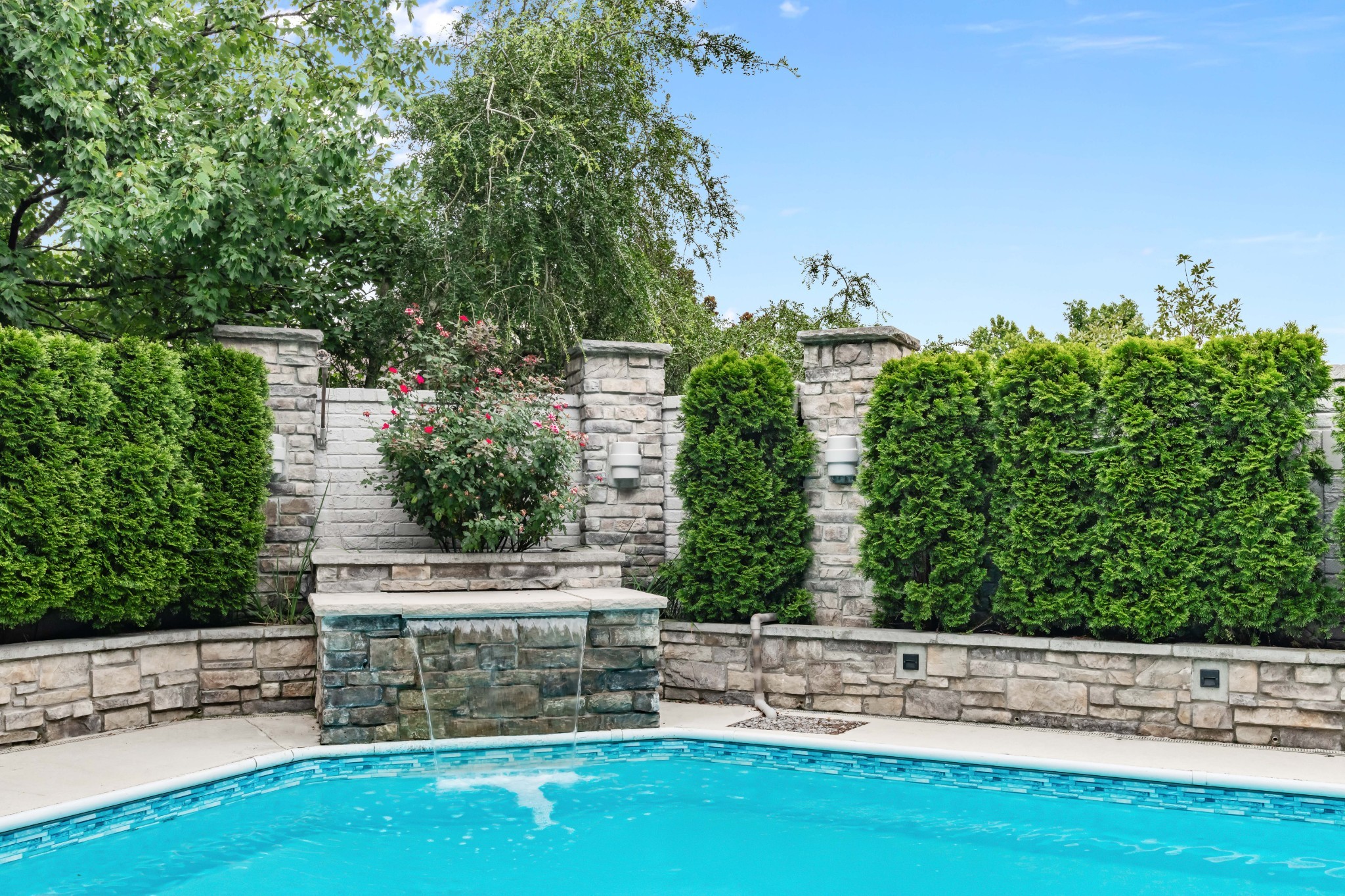 1 Warwick Ln