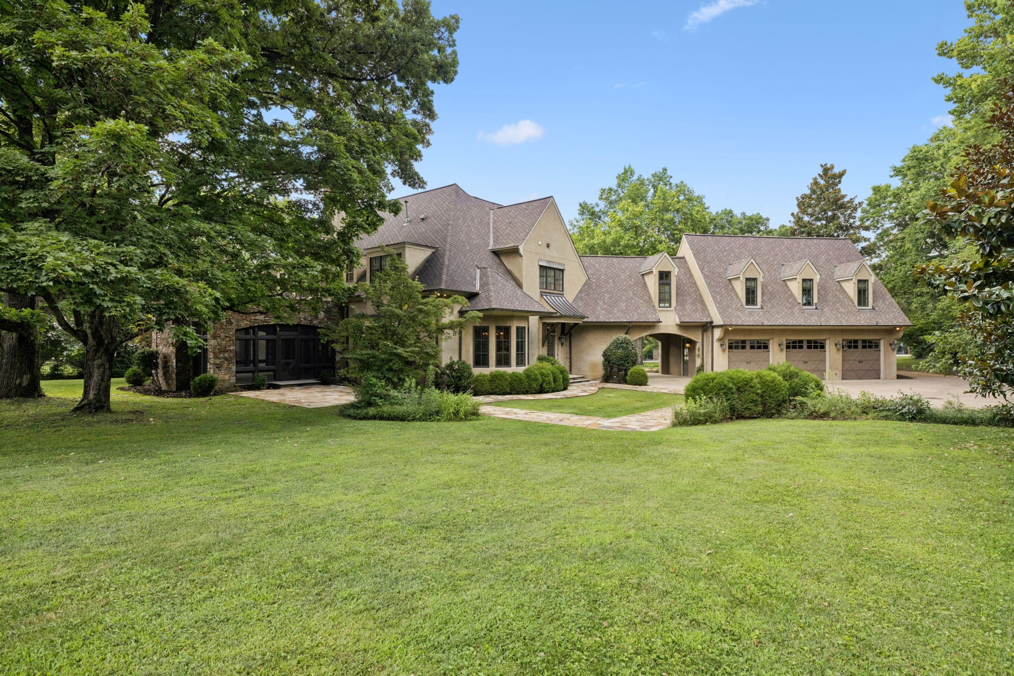 1011 Gateway Ln