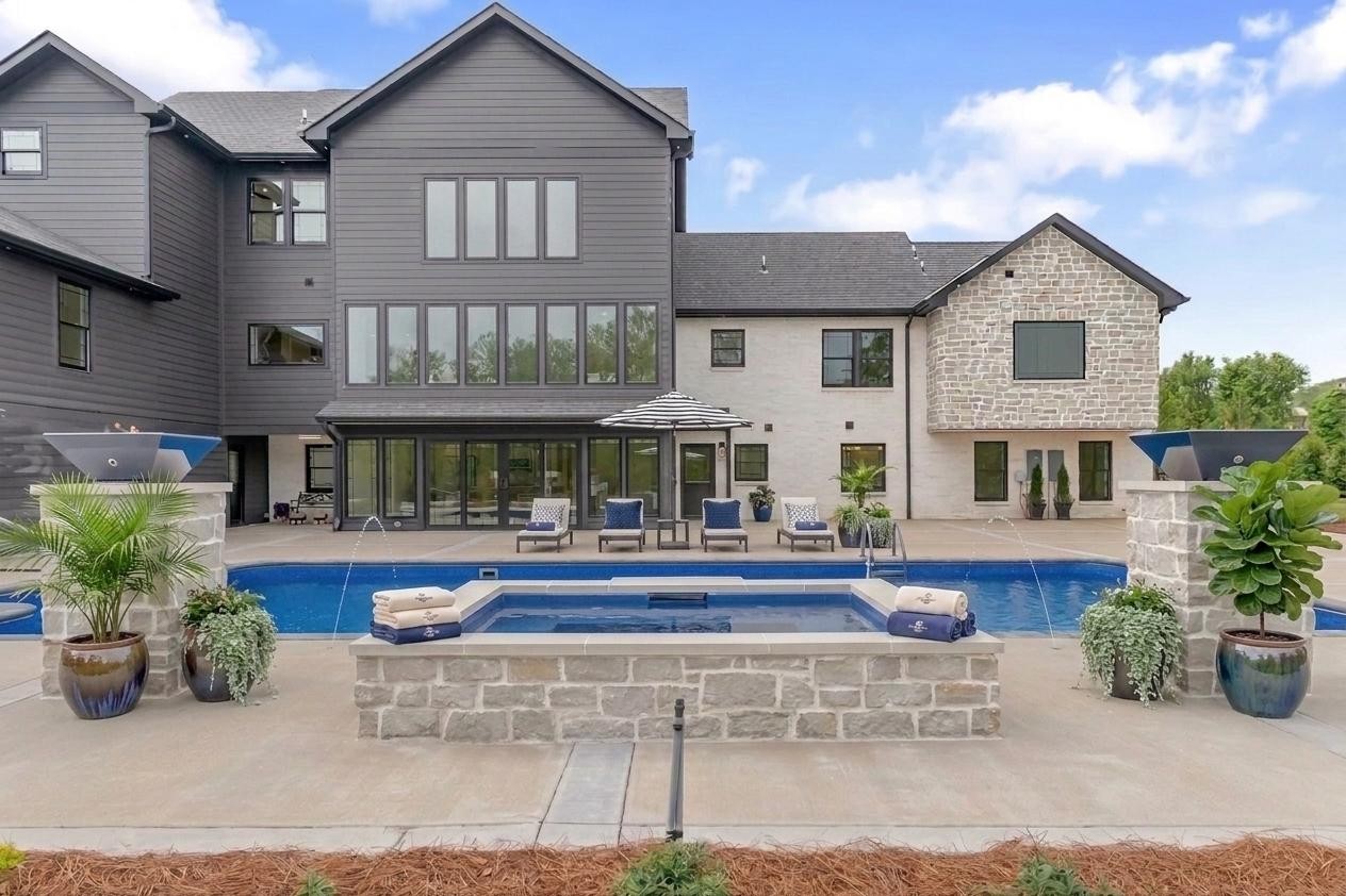 102 Steeplechase Ln