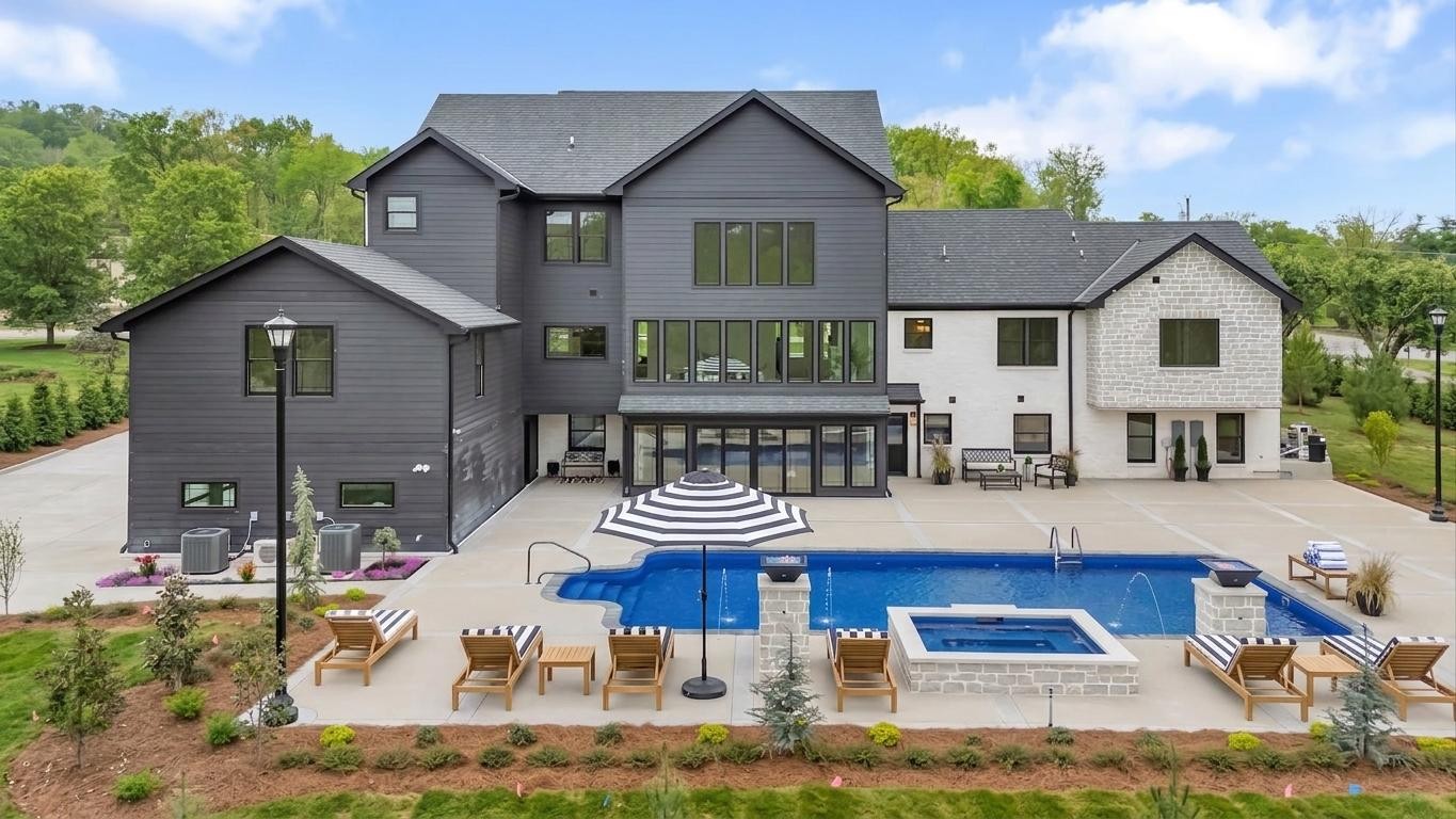 102 Steeplechase Ln