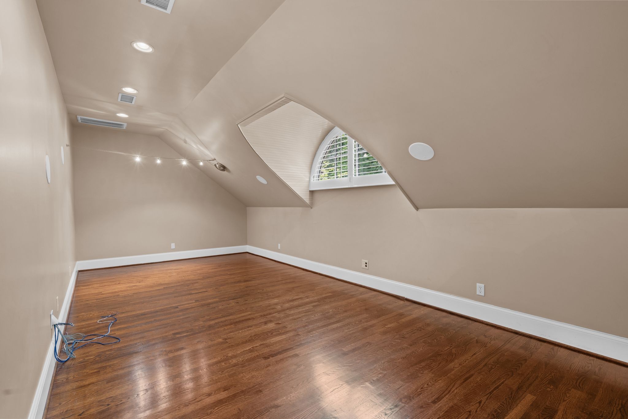 504 Lynnwood Blvd
