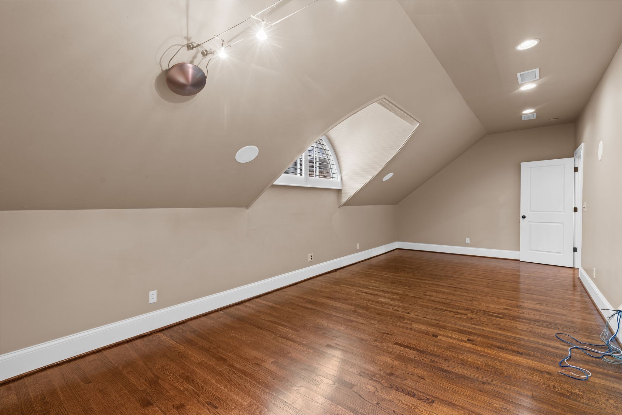 504 Lynnwood Blvd