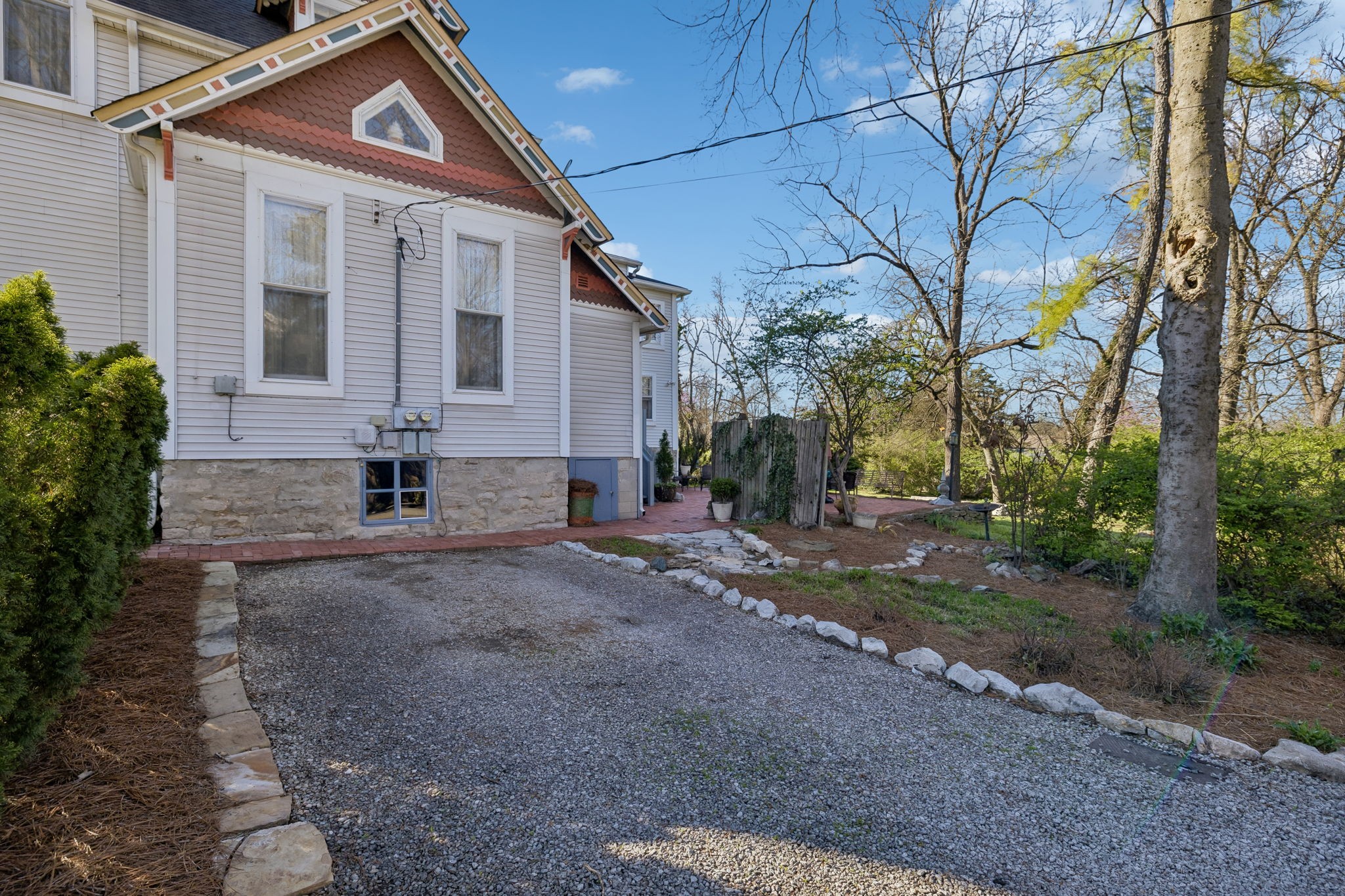 2500 Woodlawn Dr