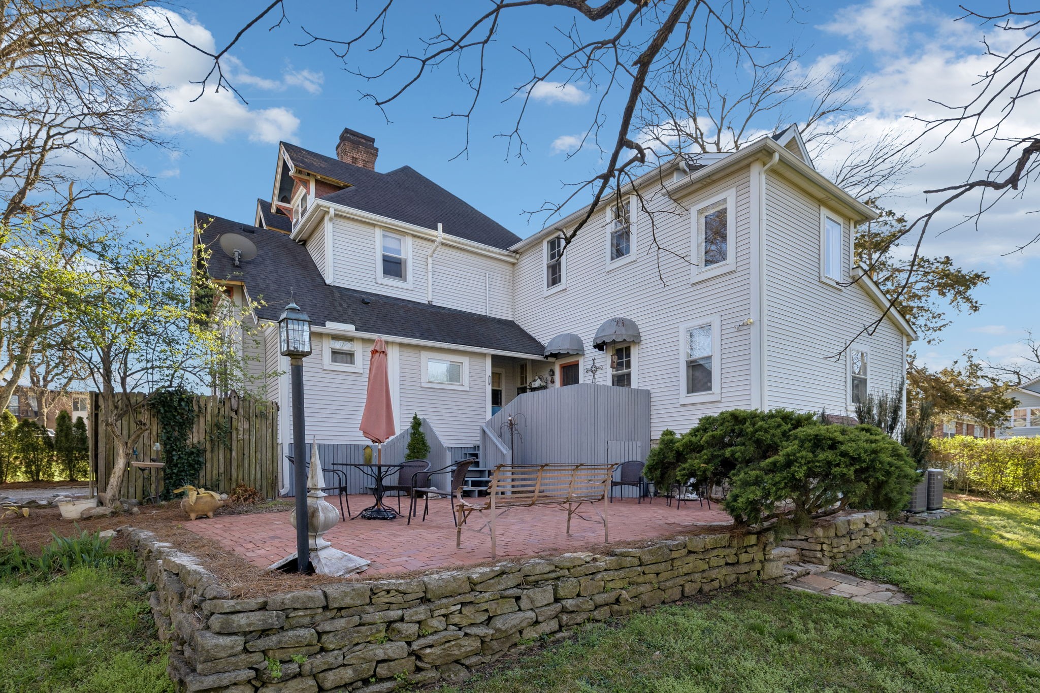 2500 Woodlawn Dr