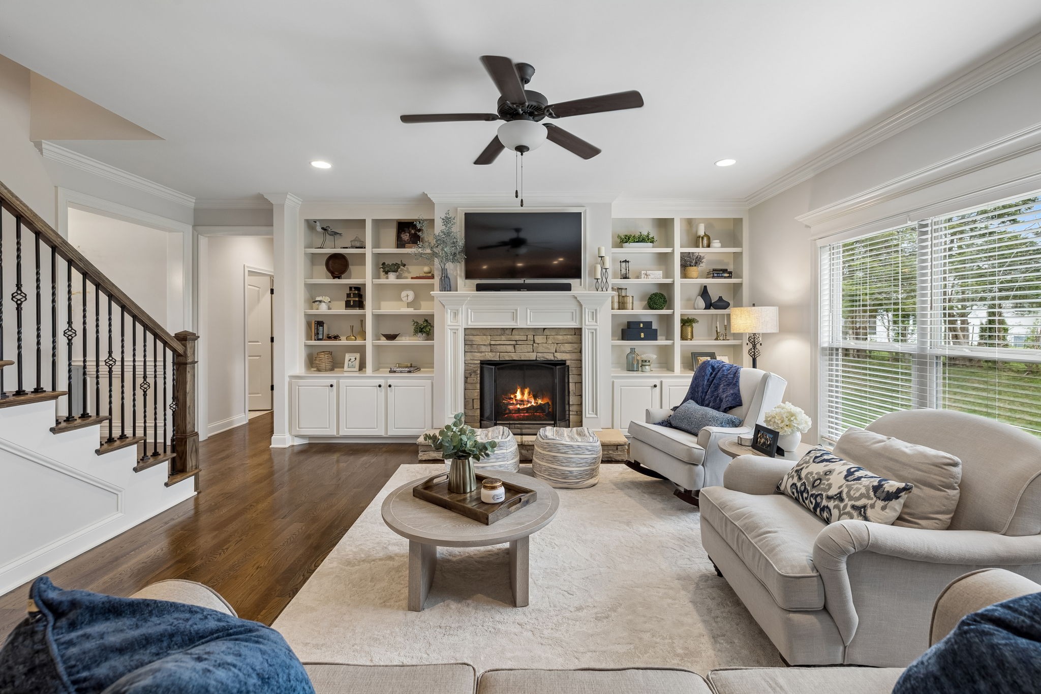 907 Larkspur Ln