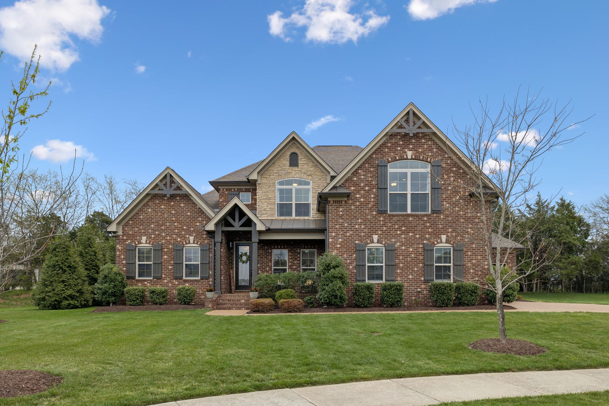 907 Larkspur Ln