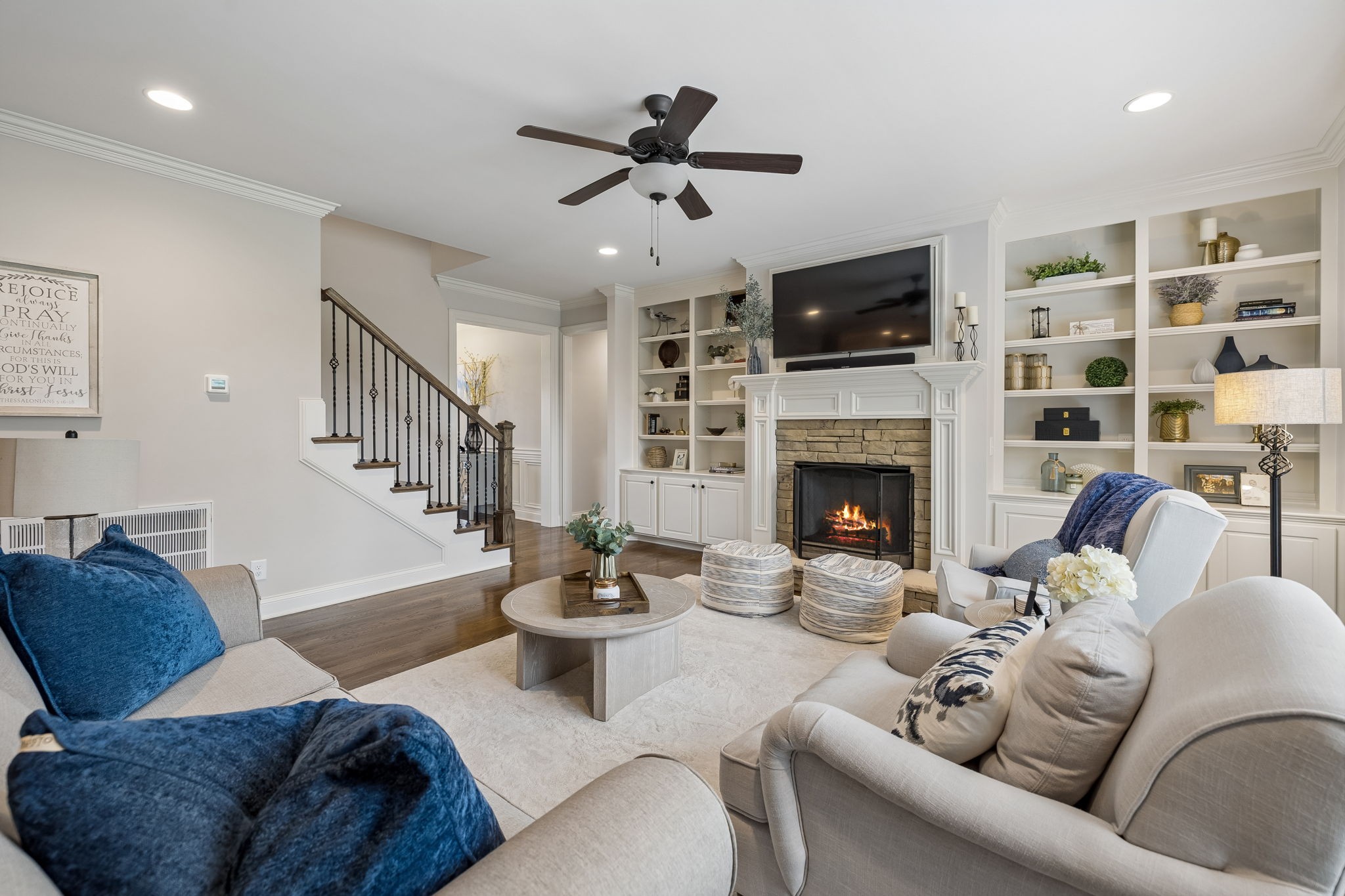 907 Larkspur Ln