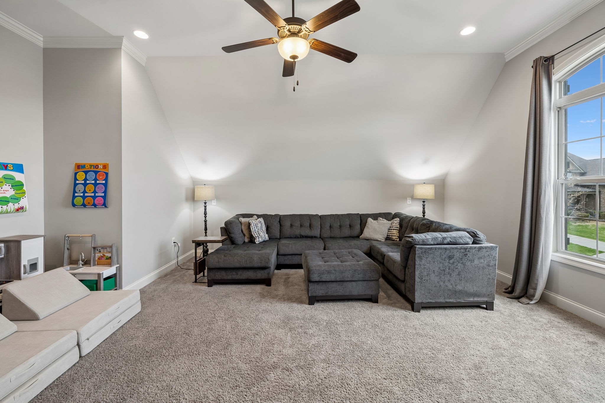 907 Larkspur Ln