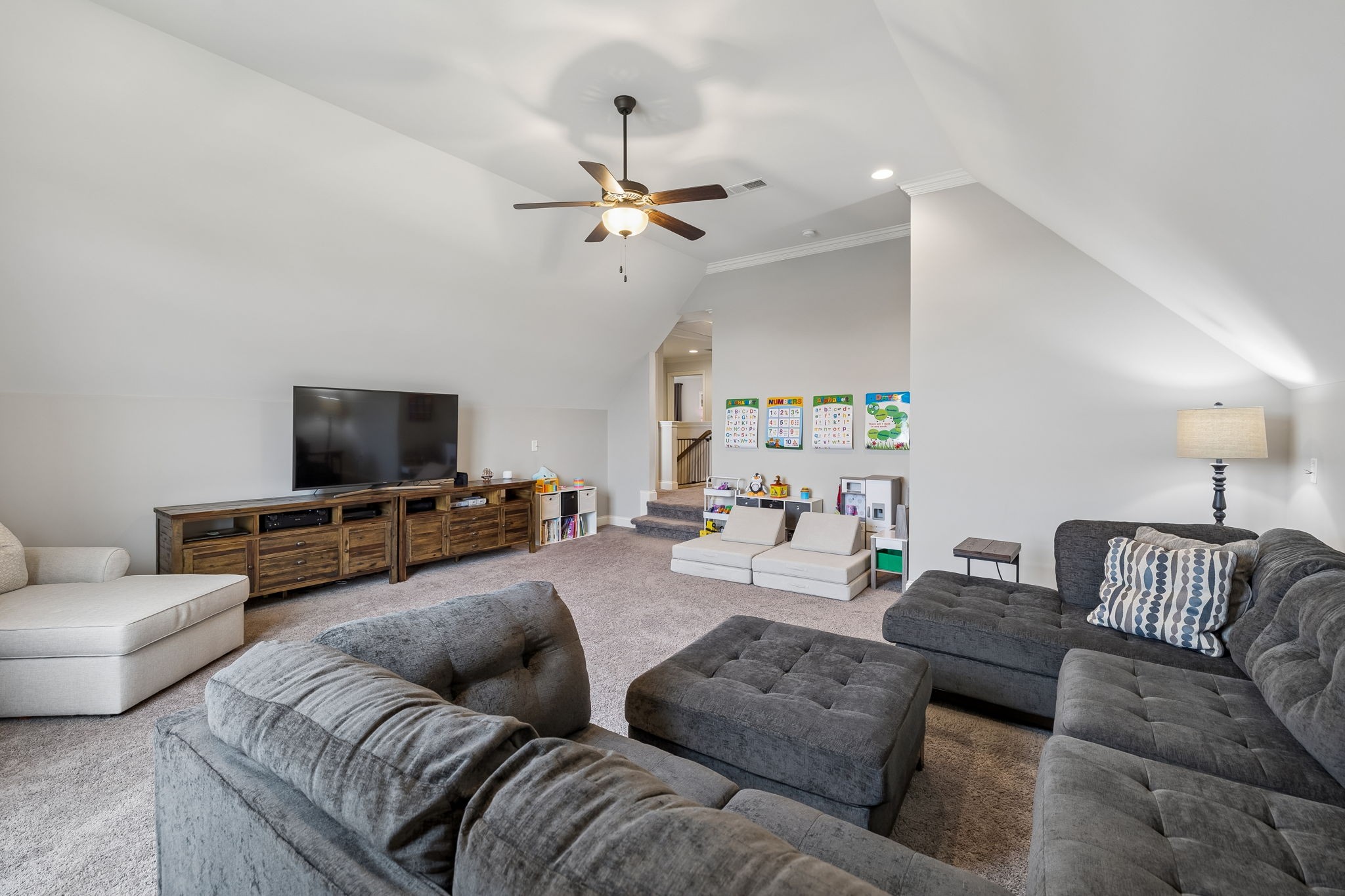 907 Larkspur Ln