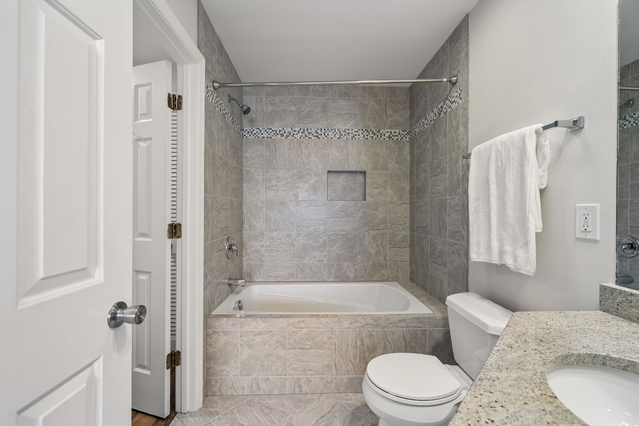 130 W End Pl