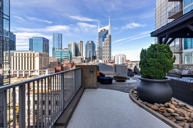 301 Demonbreun St Unit: 814