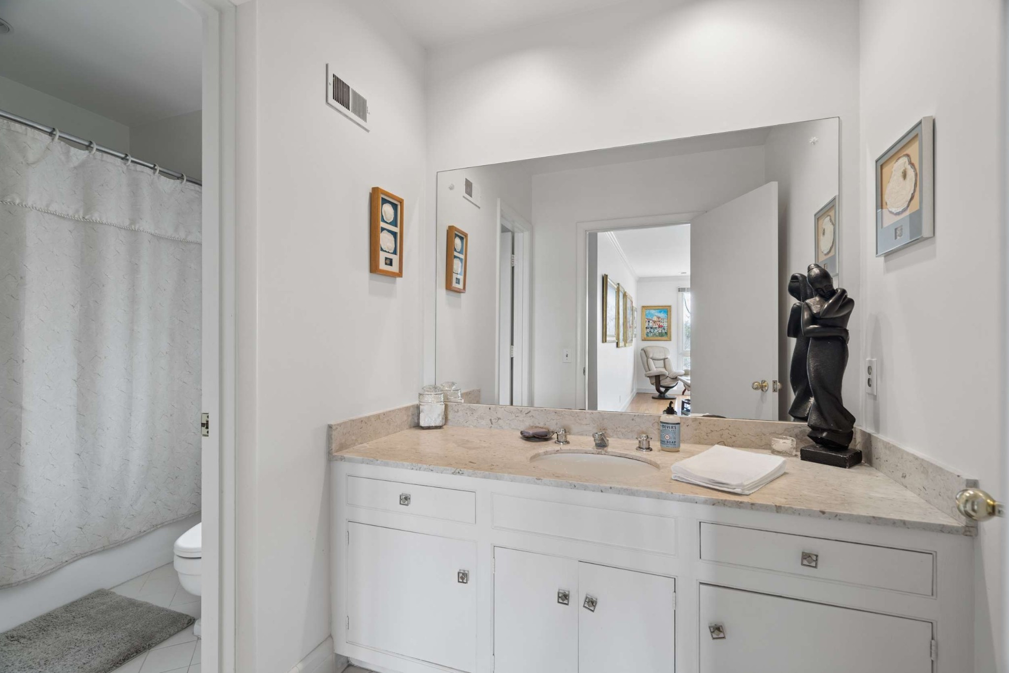 5870 Fredricksburg Dr