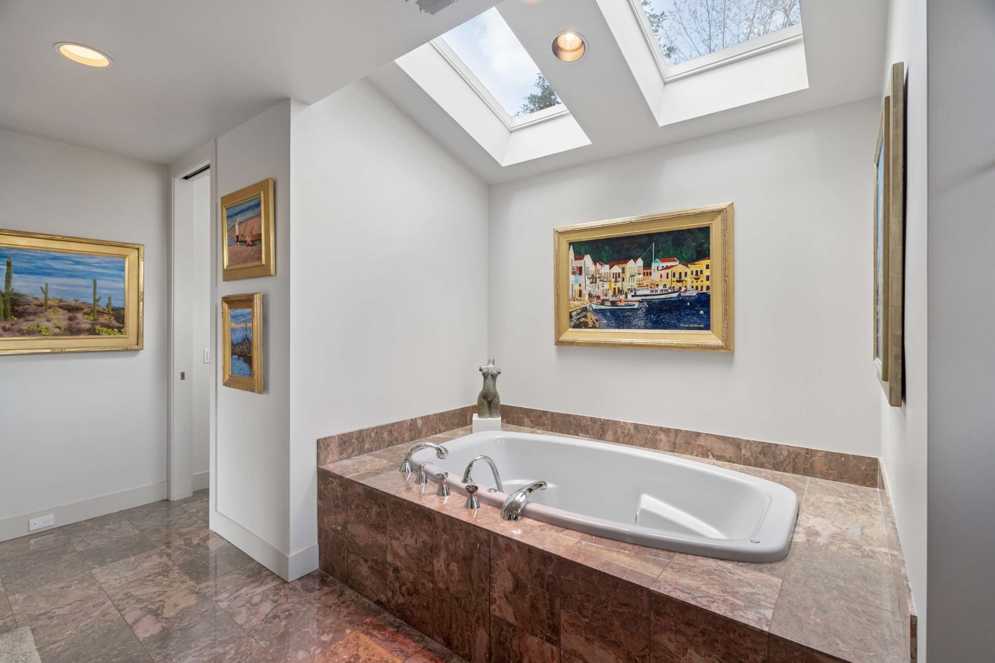 5870 Fredricksburg Dr