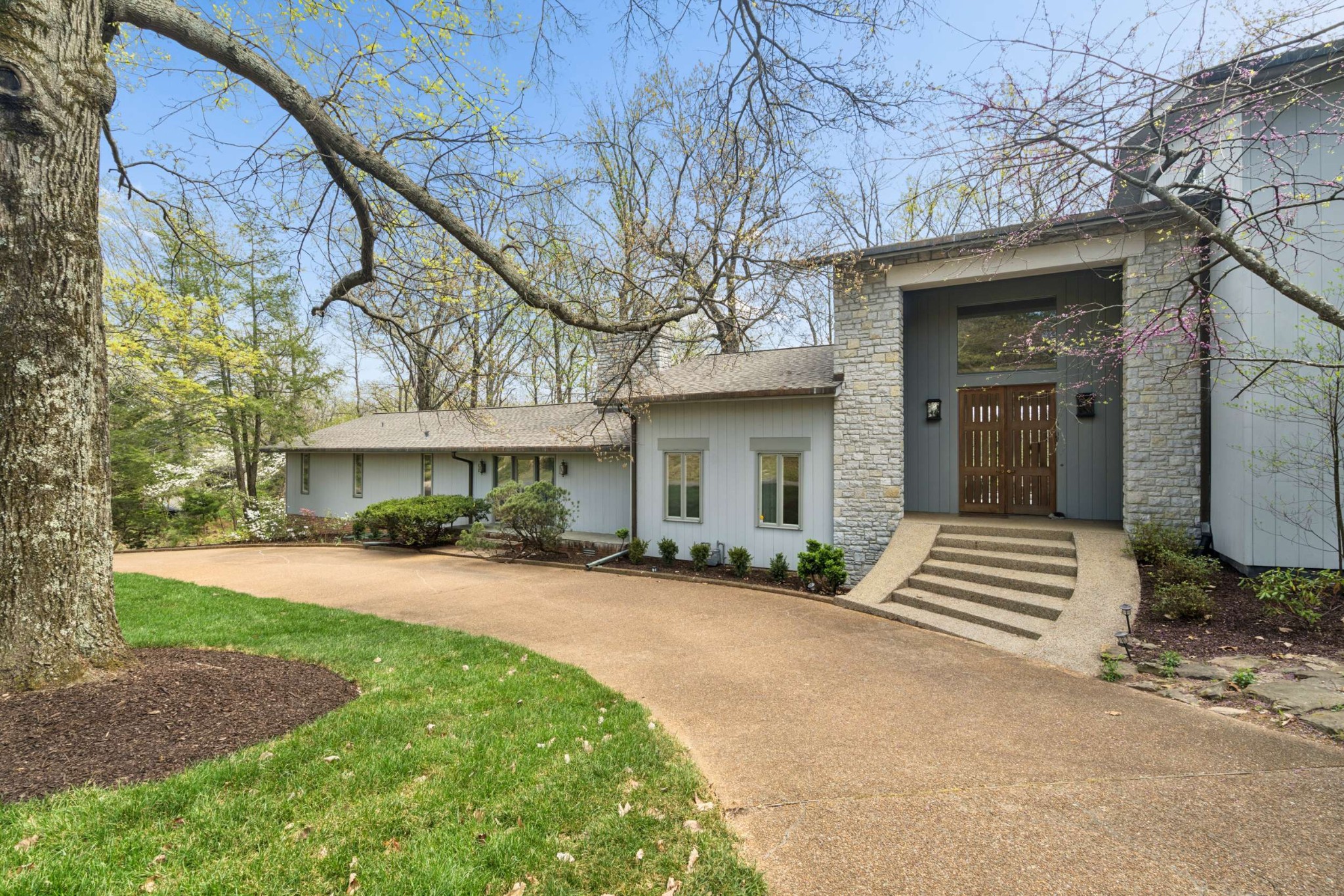 5870 Fredricksburg Dr