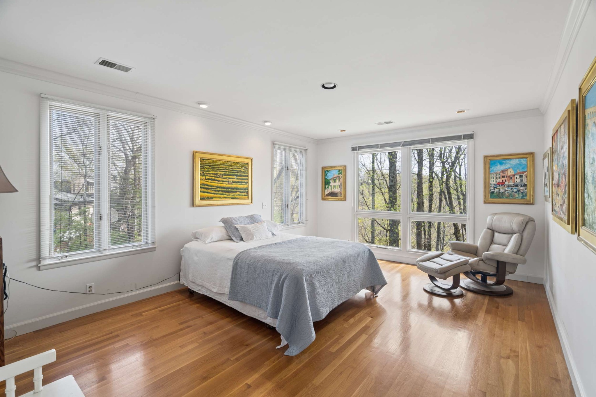 5870 Fredricksburg Dr