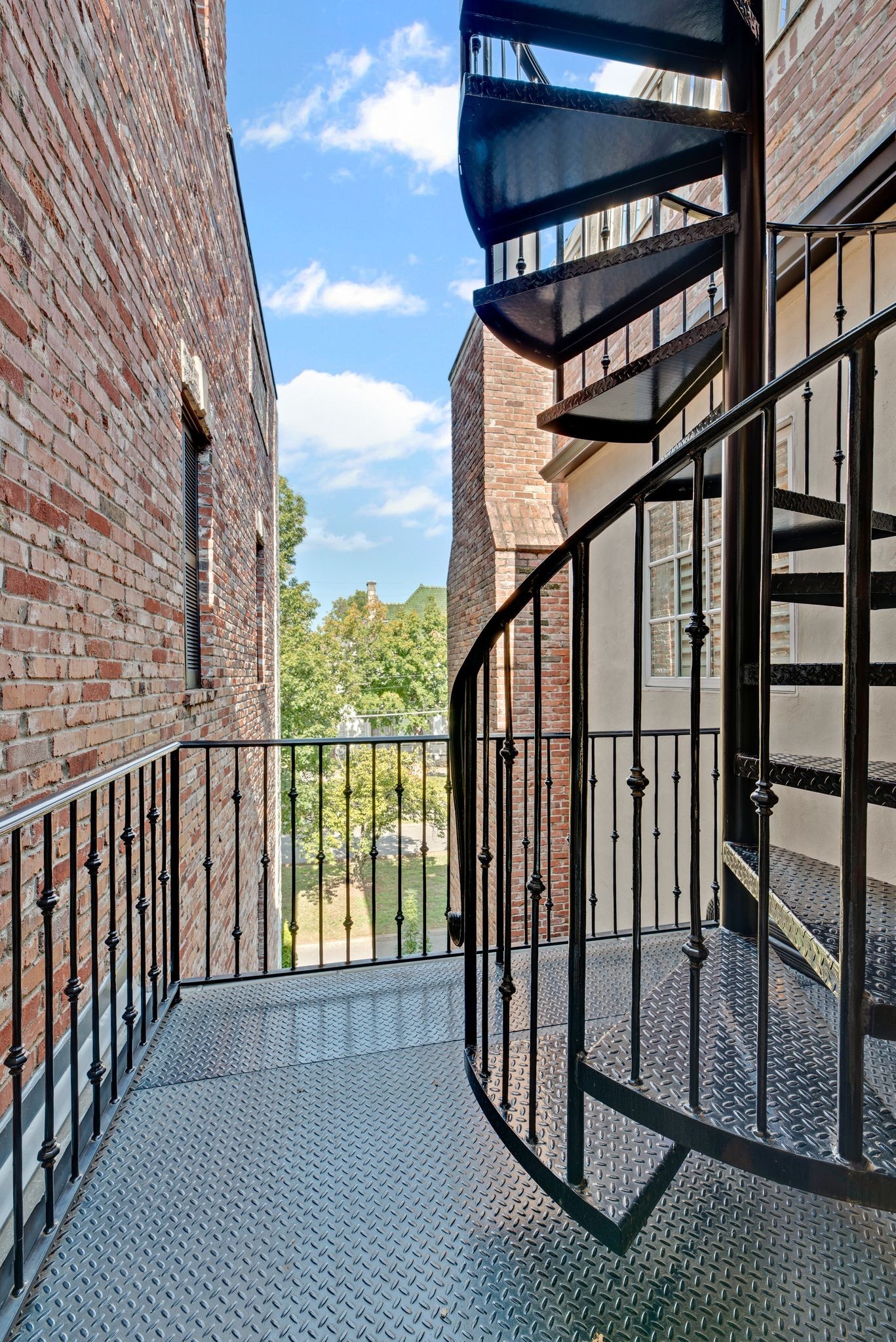 112 West End Close