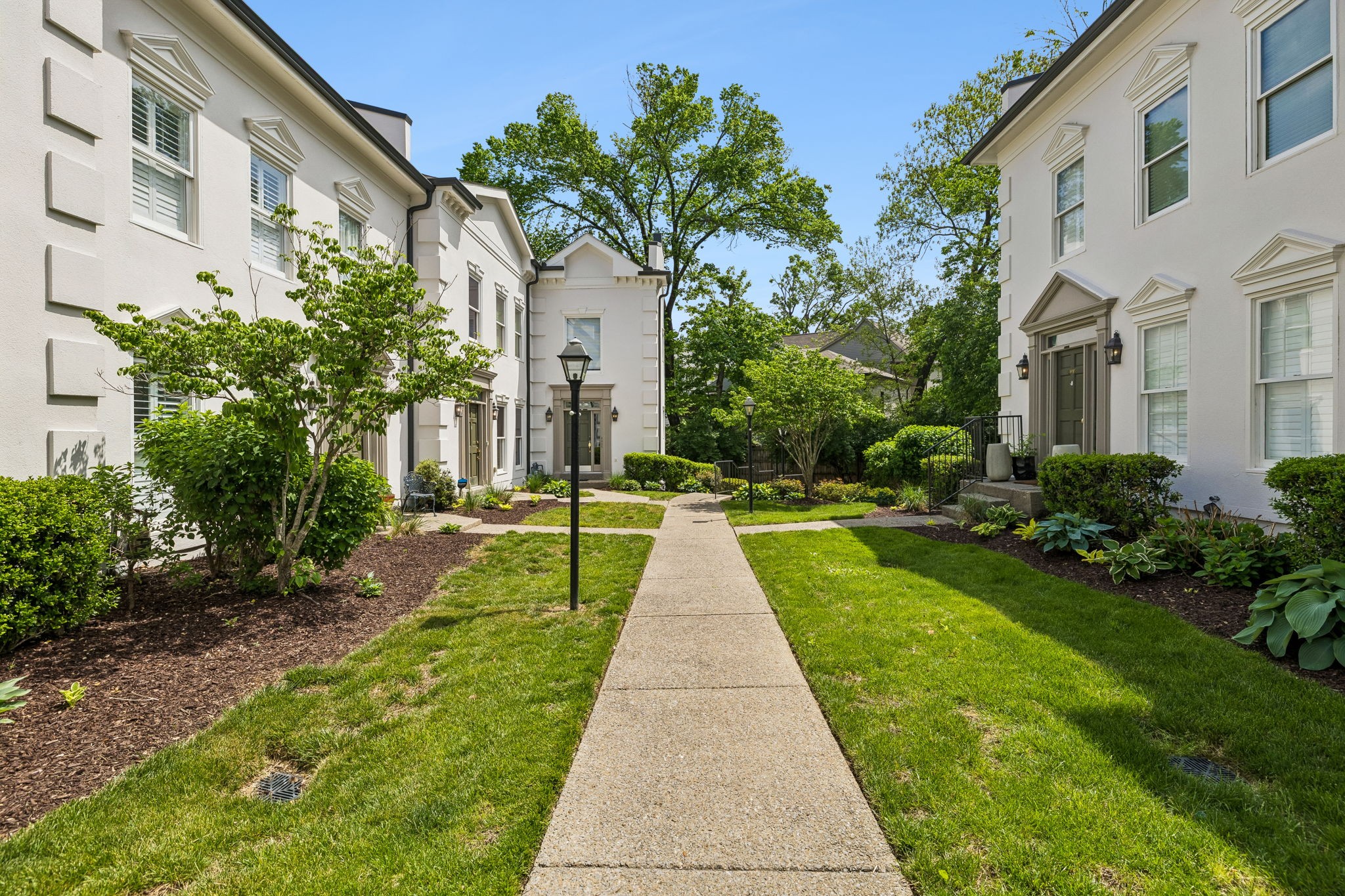 3037 Woodlawn Dr