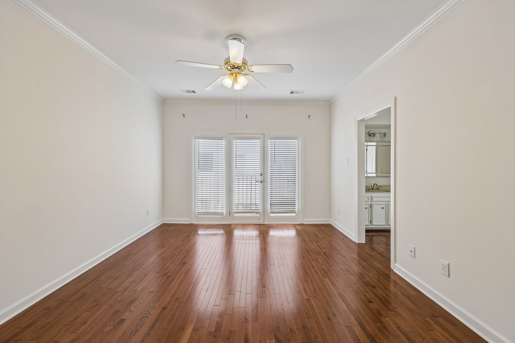 3037 Woodlawn Dr