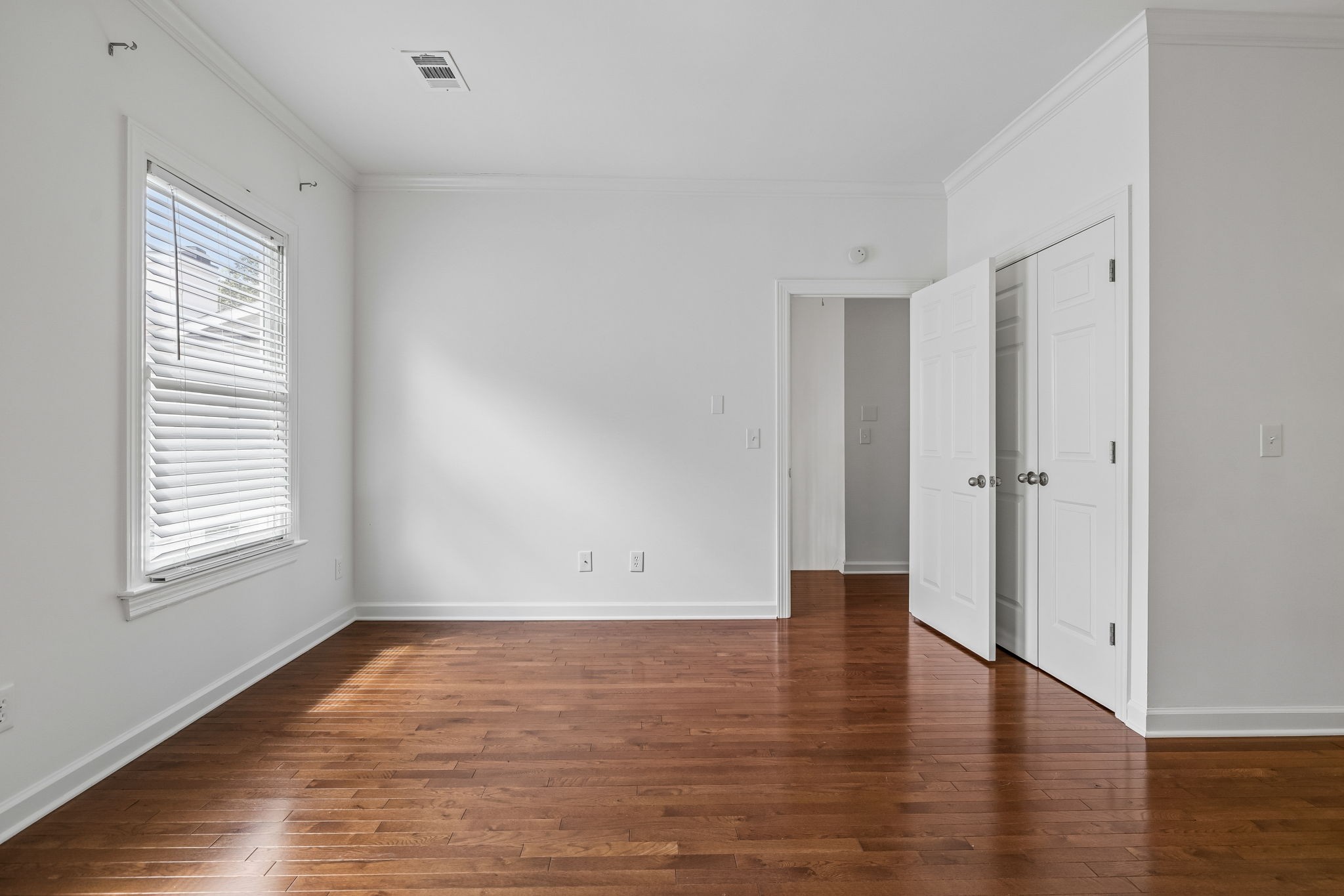 3037 Woodlawn Dr