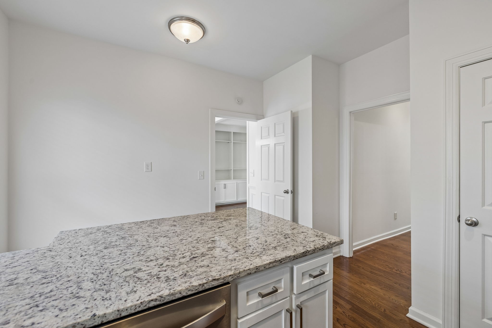 3037 Woodlawn Dr