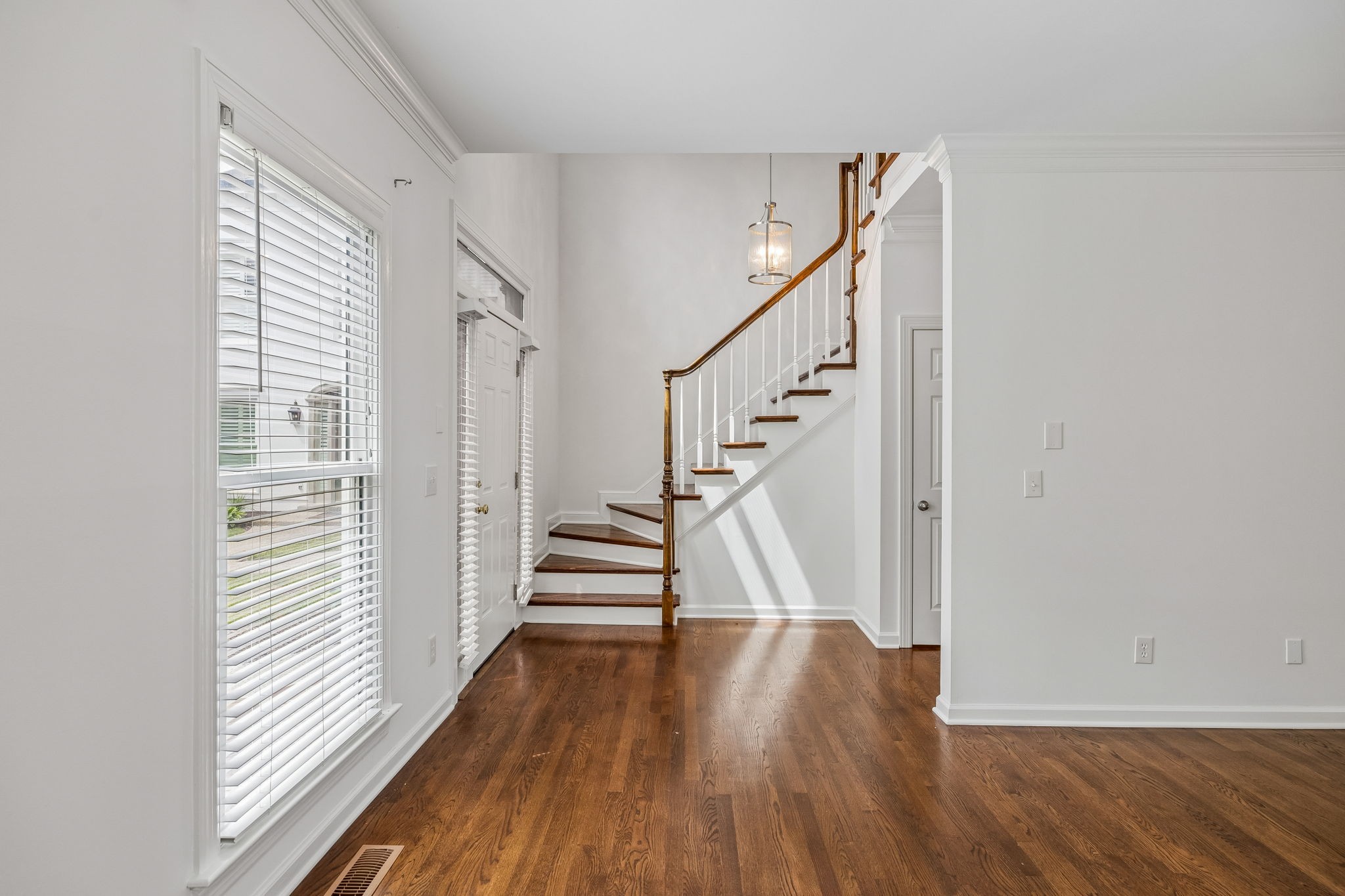 3037 Woodlawn Dr