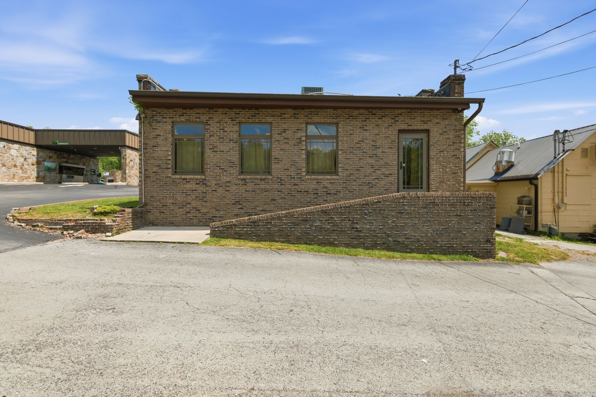 49 University Ave