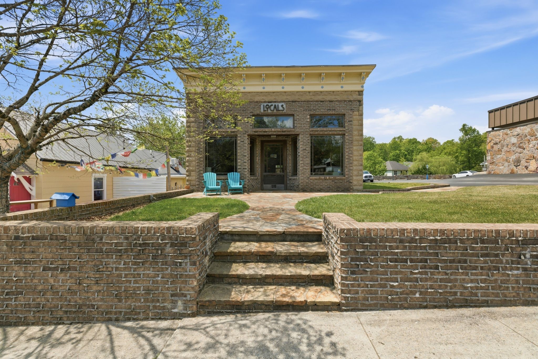 49 University Ave