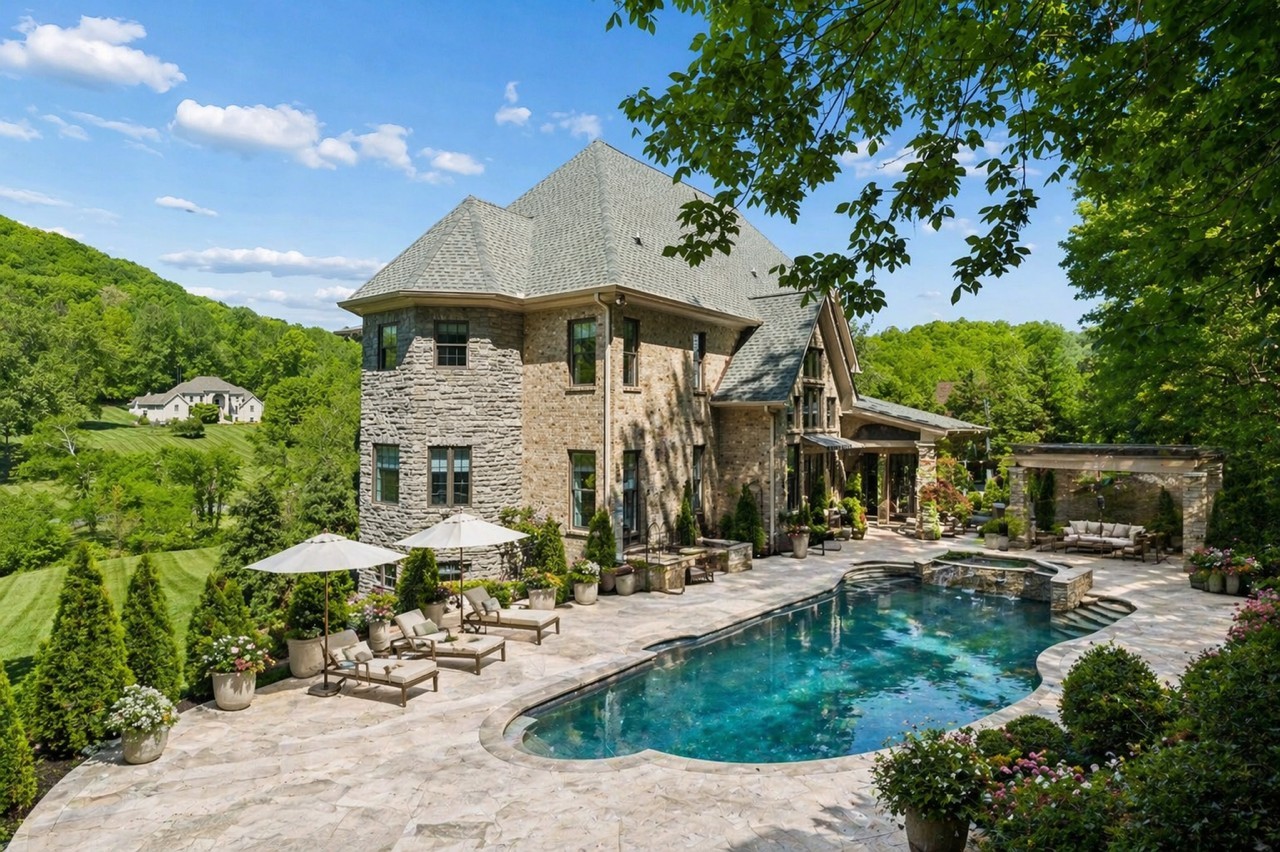 1060 Natchez Valley Ln