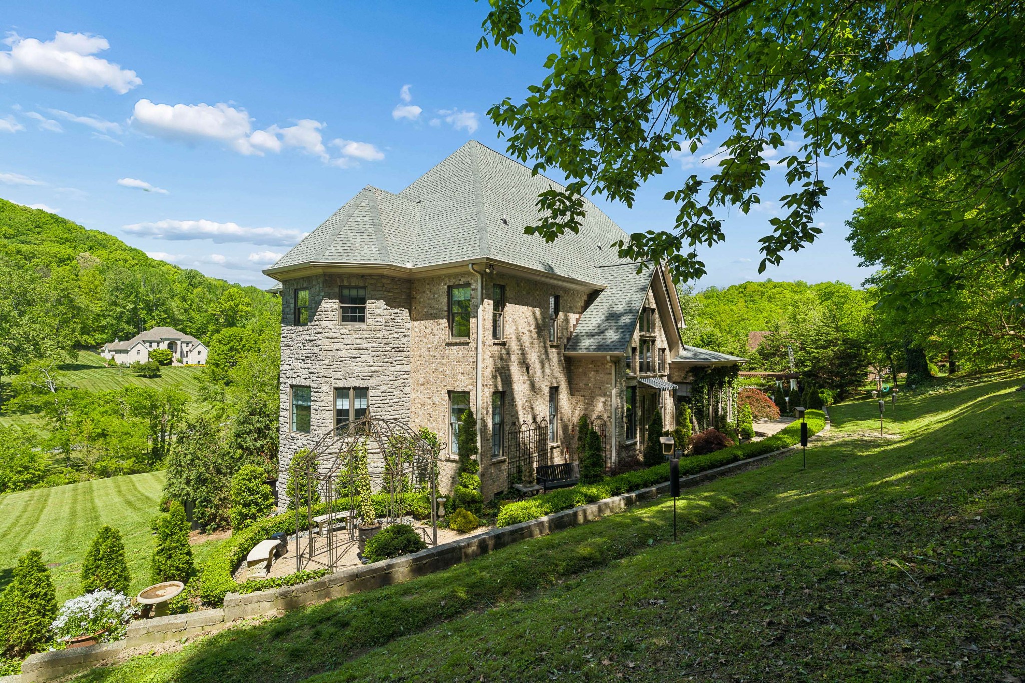 1060 Natchez Valley Ln
