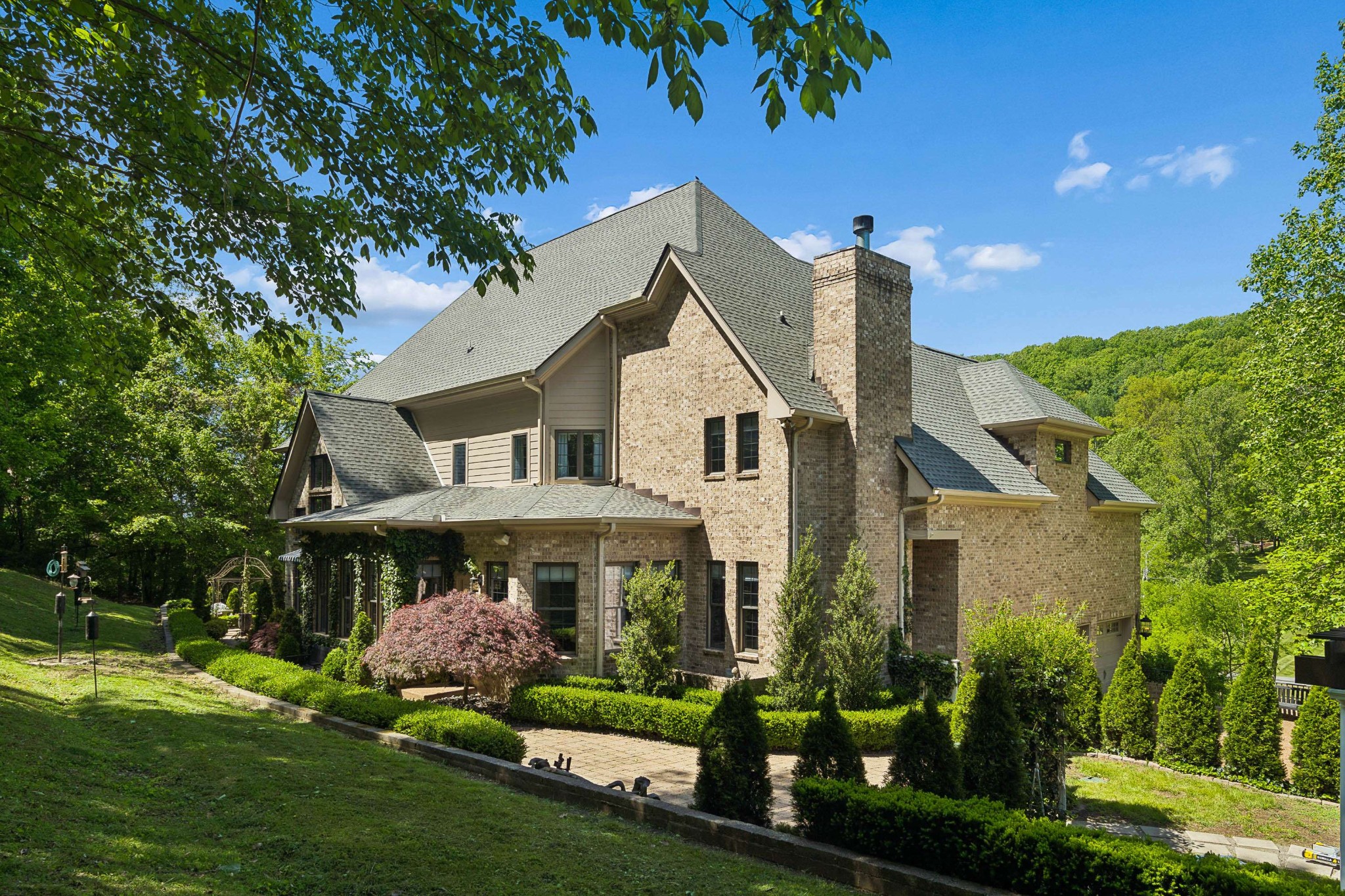 1060 Natchez Valley Ln