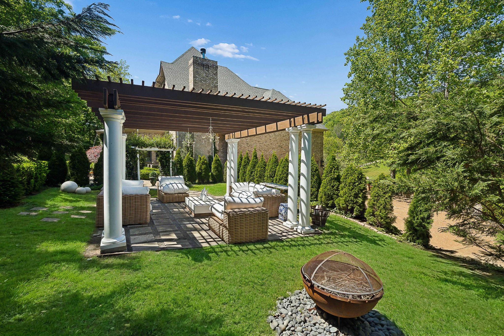 1060 Natchez Valley Ln