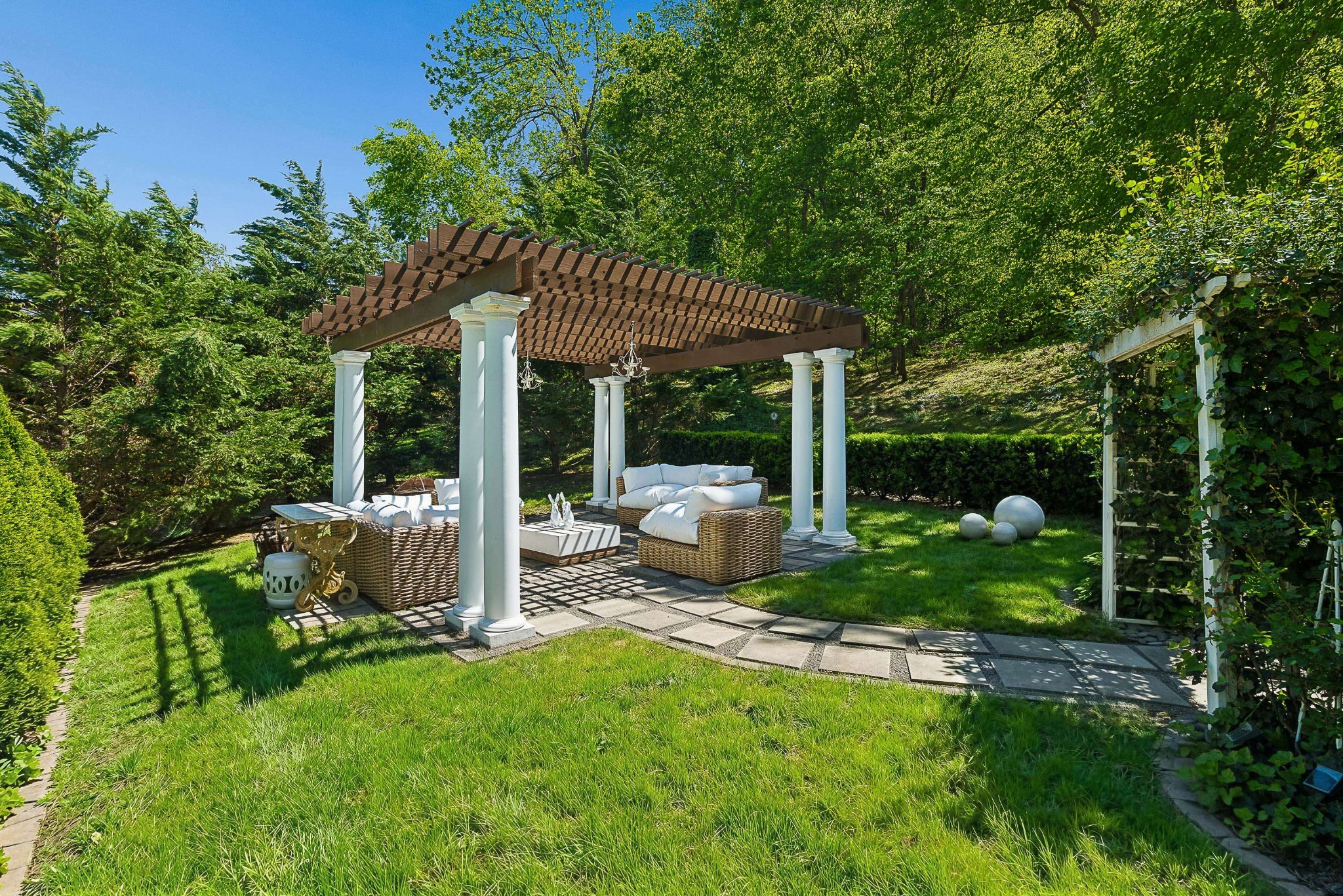1060 Natchez Valley Ln