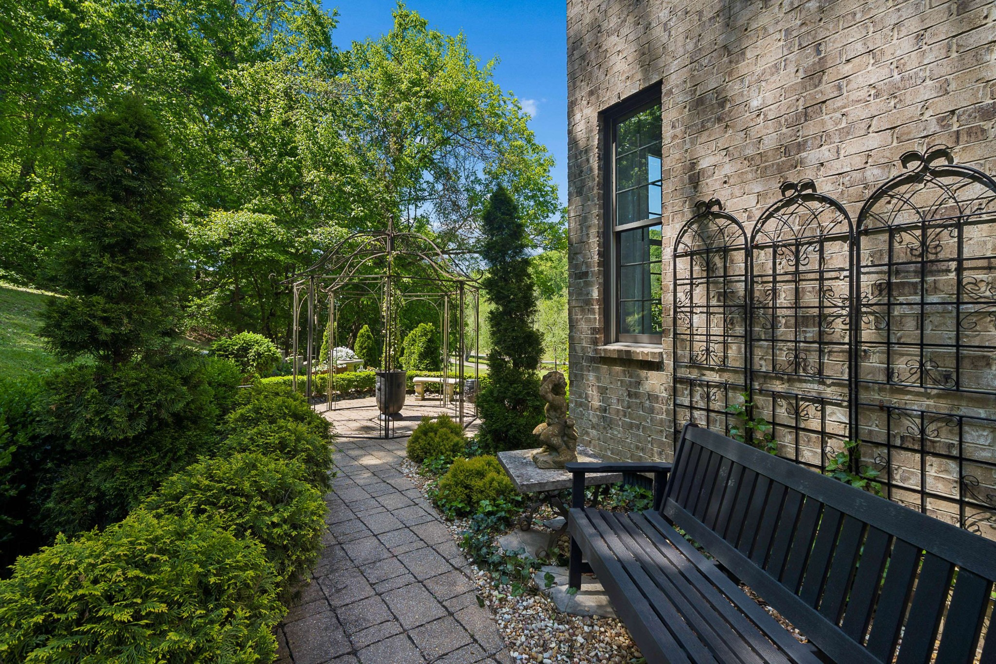 1060 Natchez Valley Ln