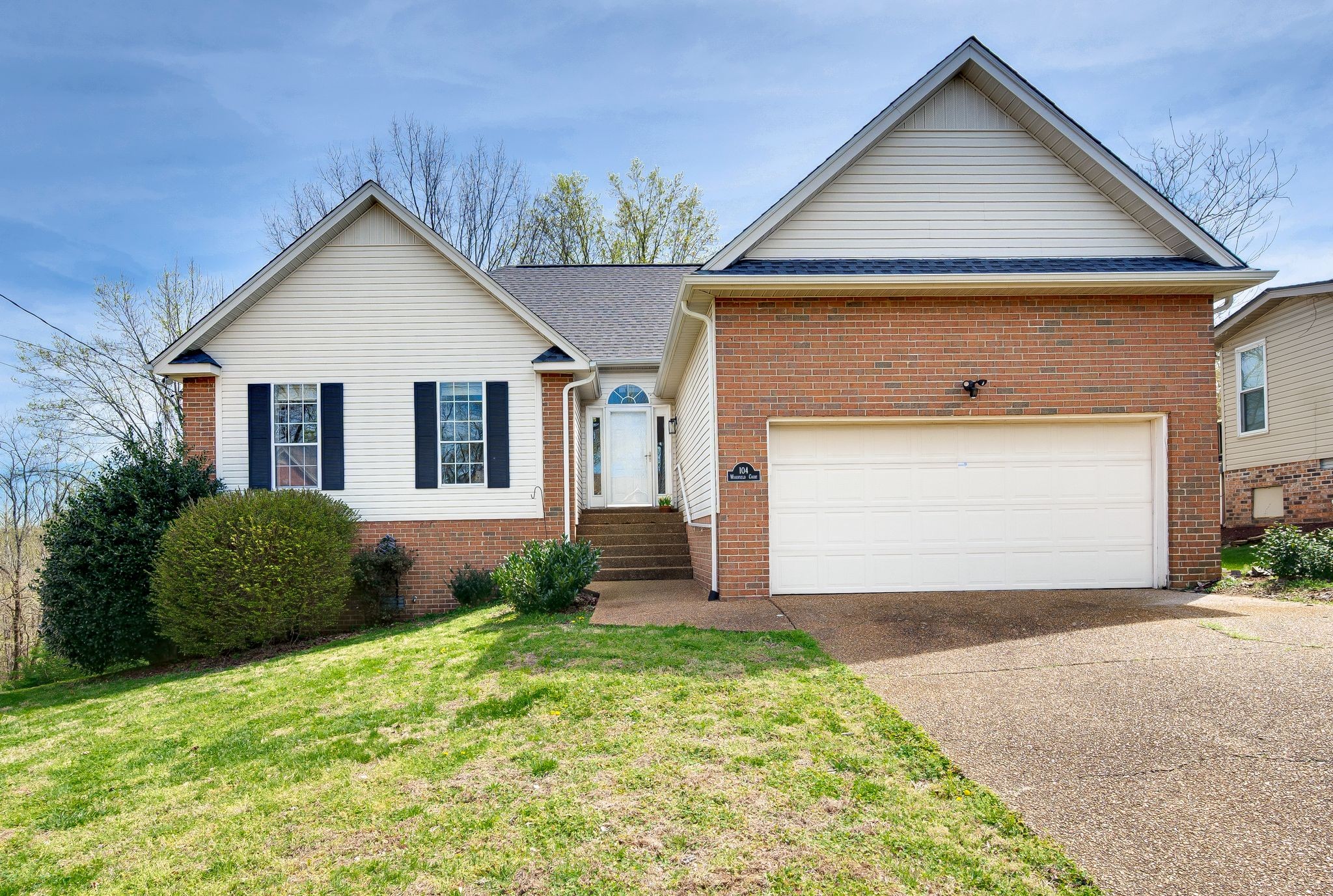 104 Woodfield Ct