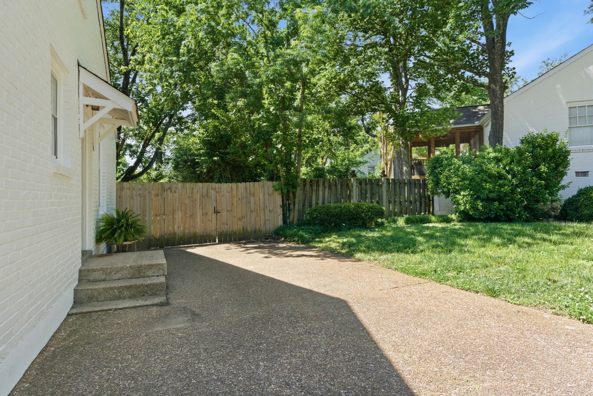 5607 Kendall Dr