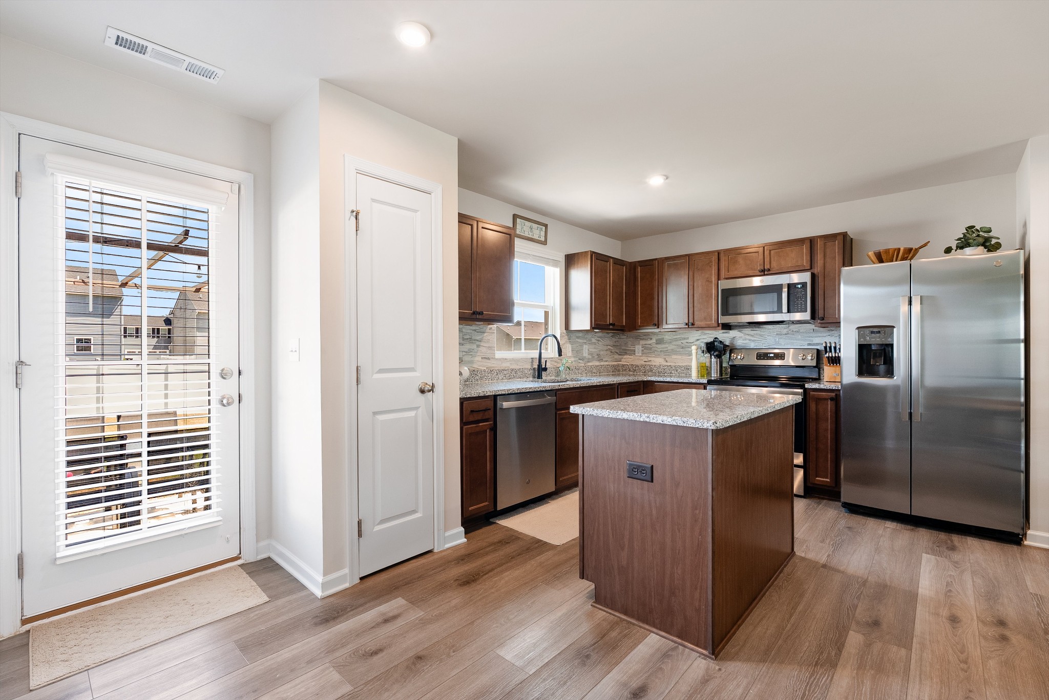 2325 Burnwick Grv