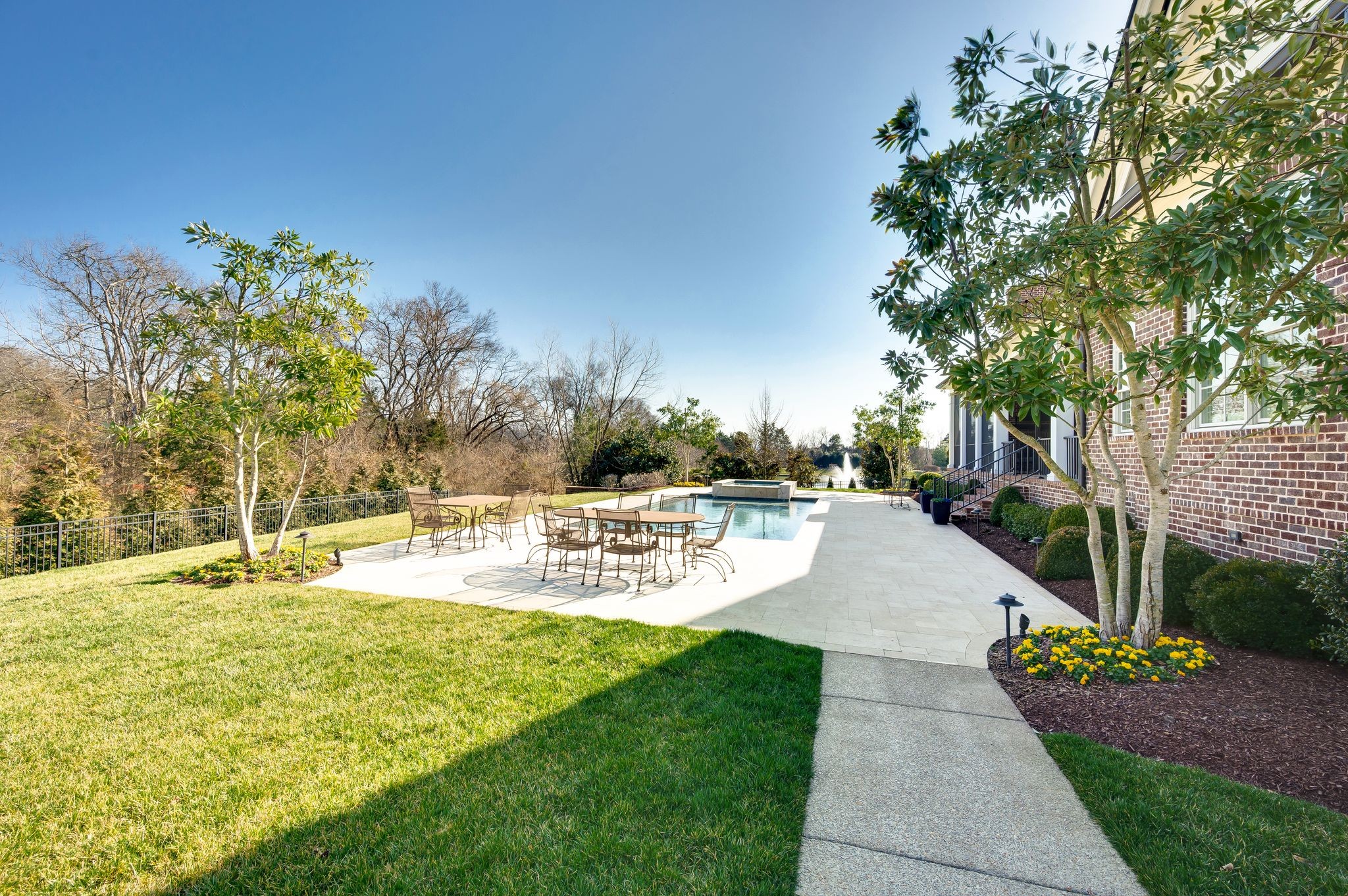 1204 Echo Ln