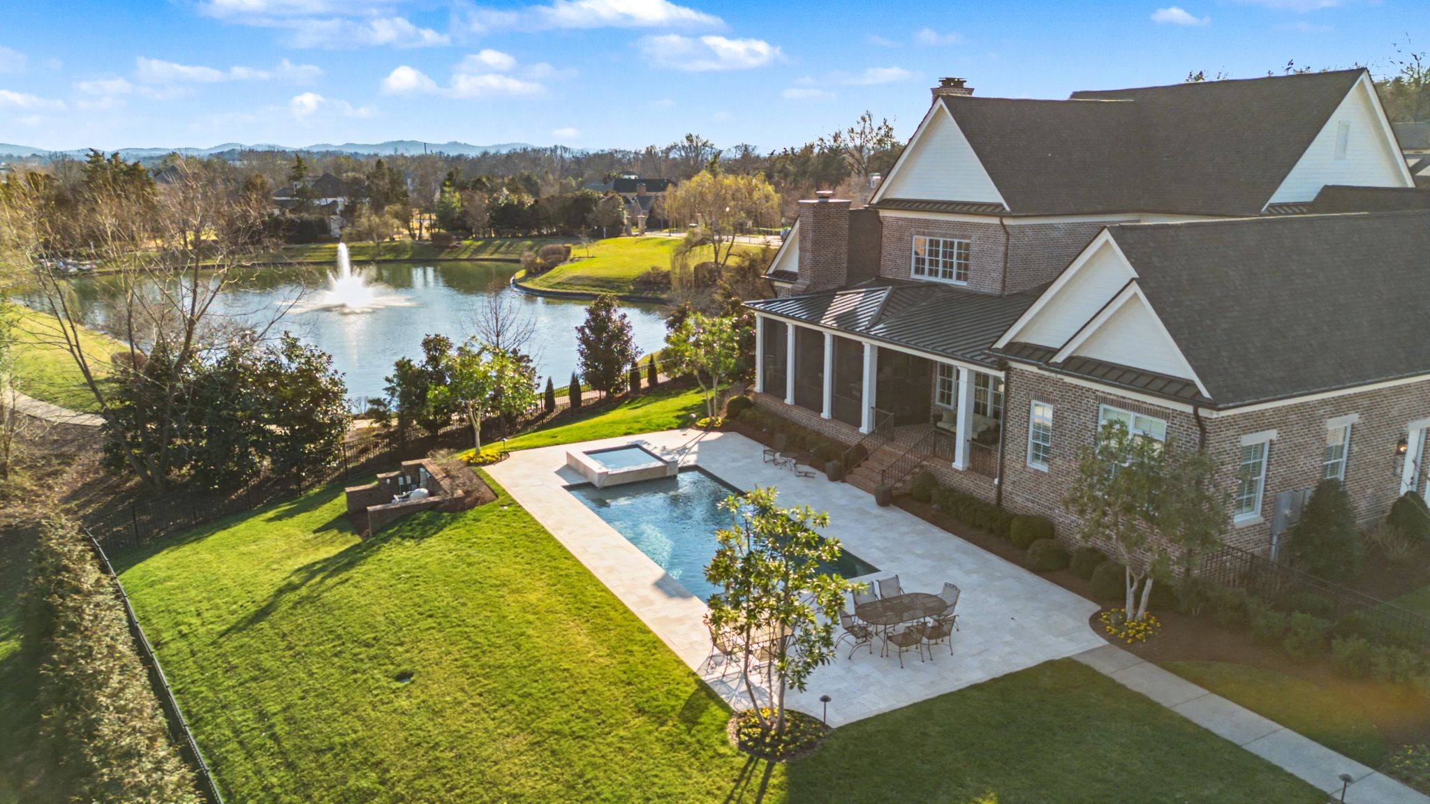 1204 Echo Ln