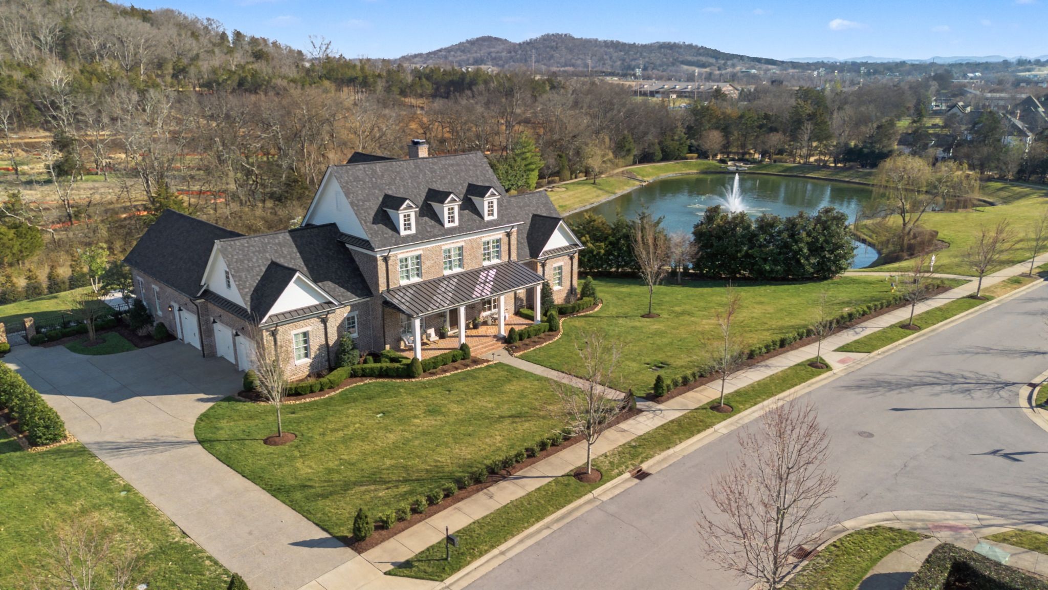 1204 Echo Ln