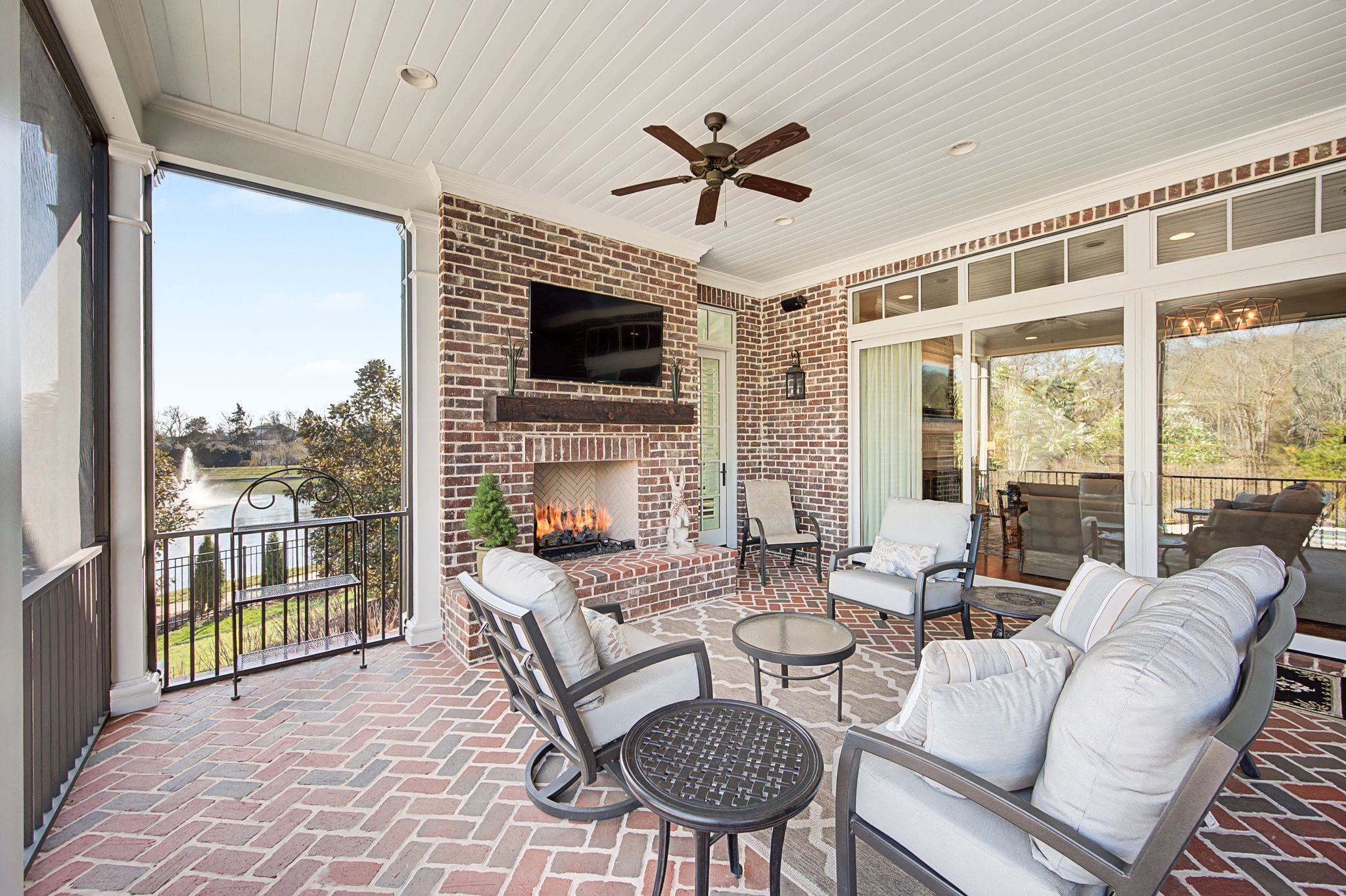 1204 Echo Ln