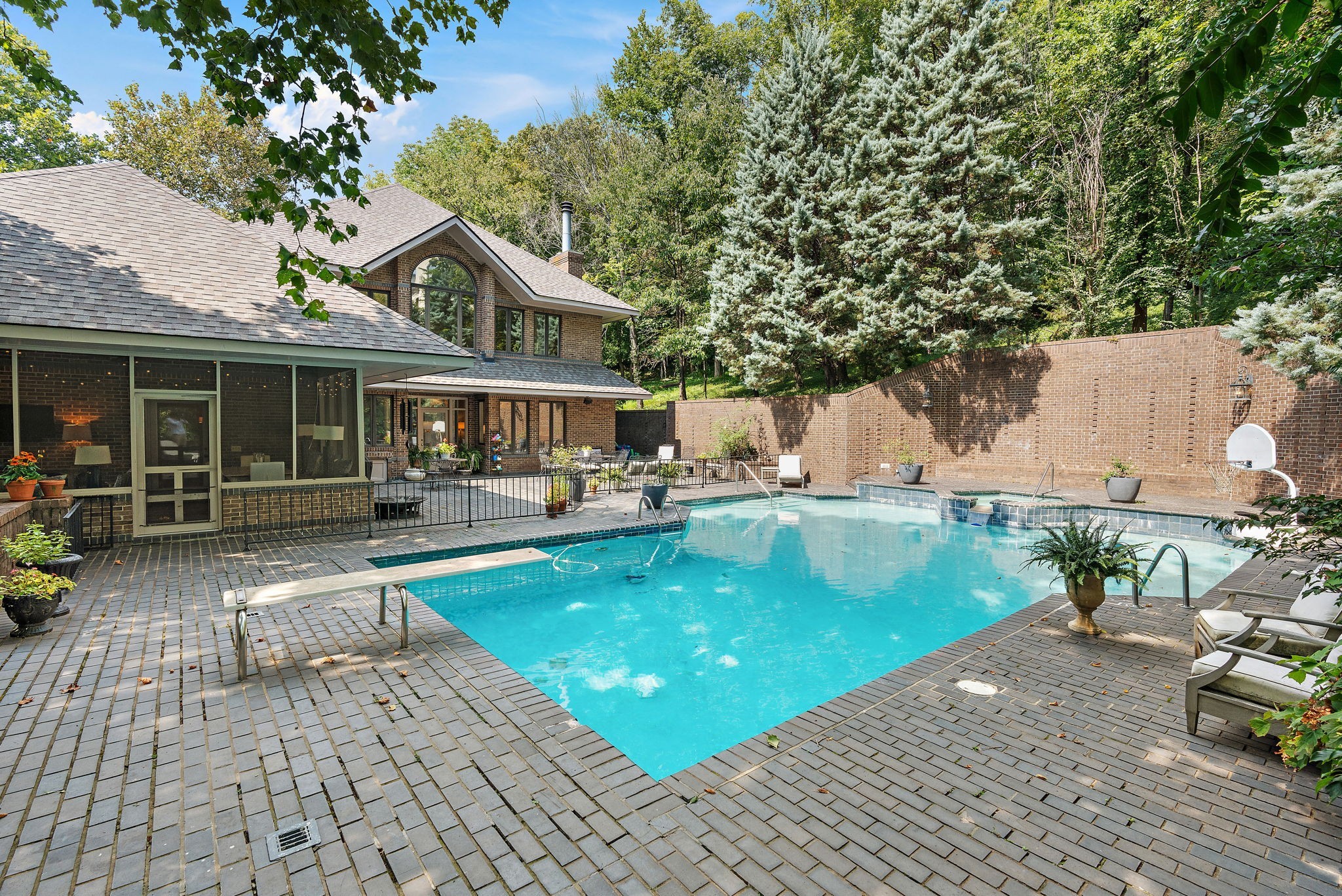 5543 Stanford Dr