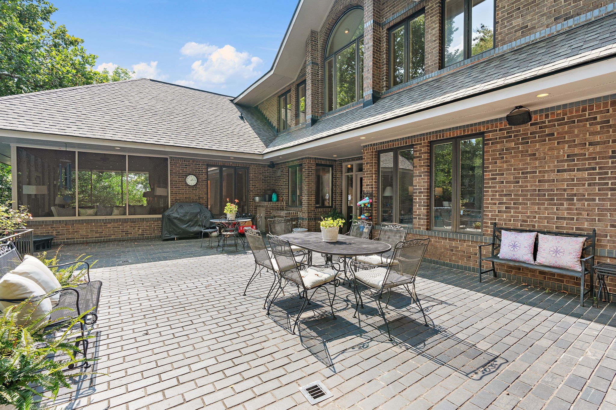 5543 Stanford Dr