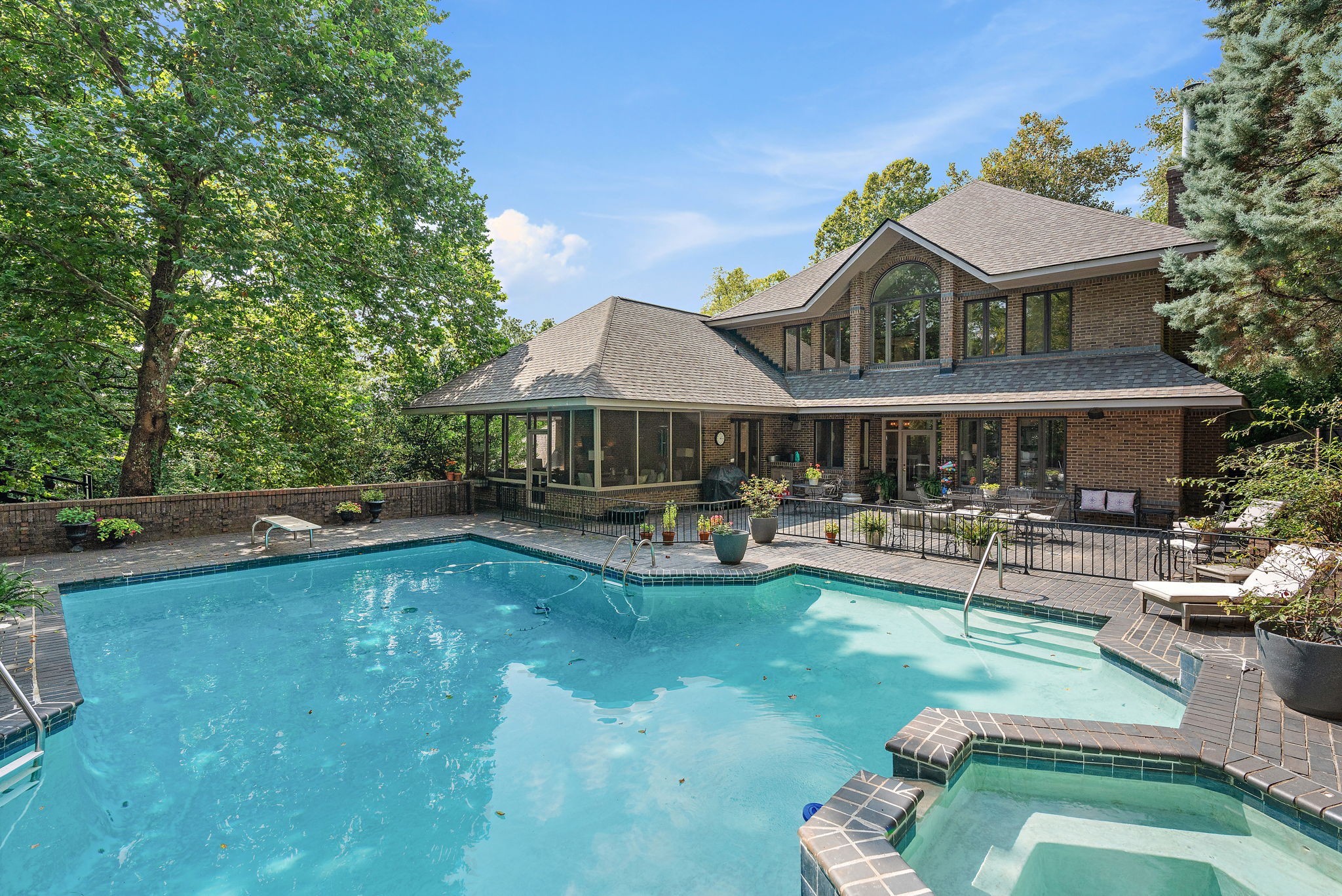 5543 Stanford Dr