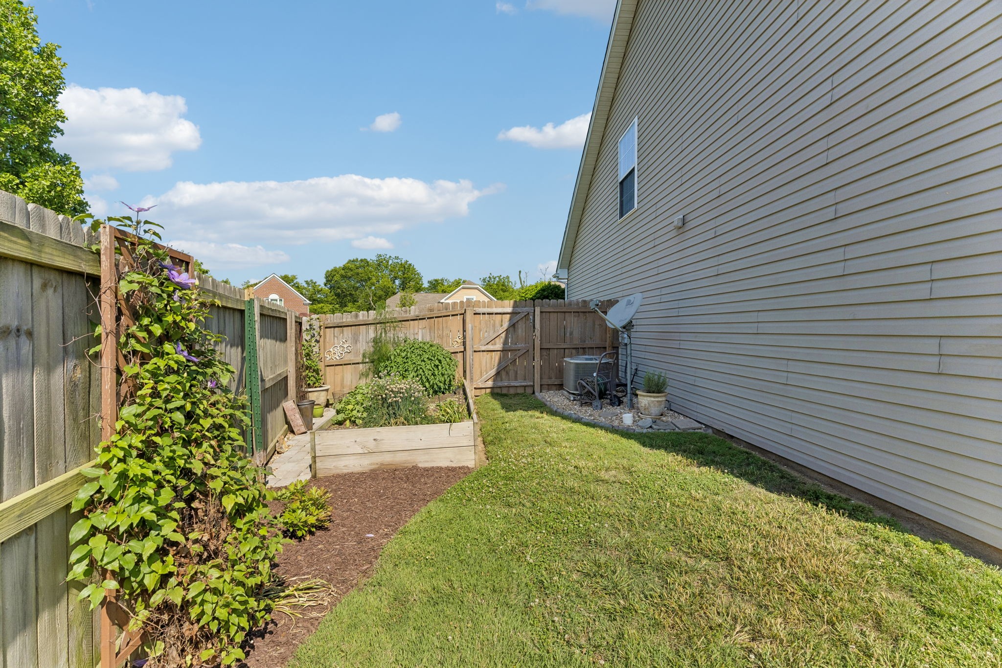 410 Creekside Ln