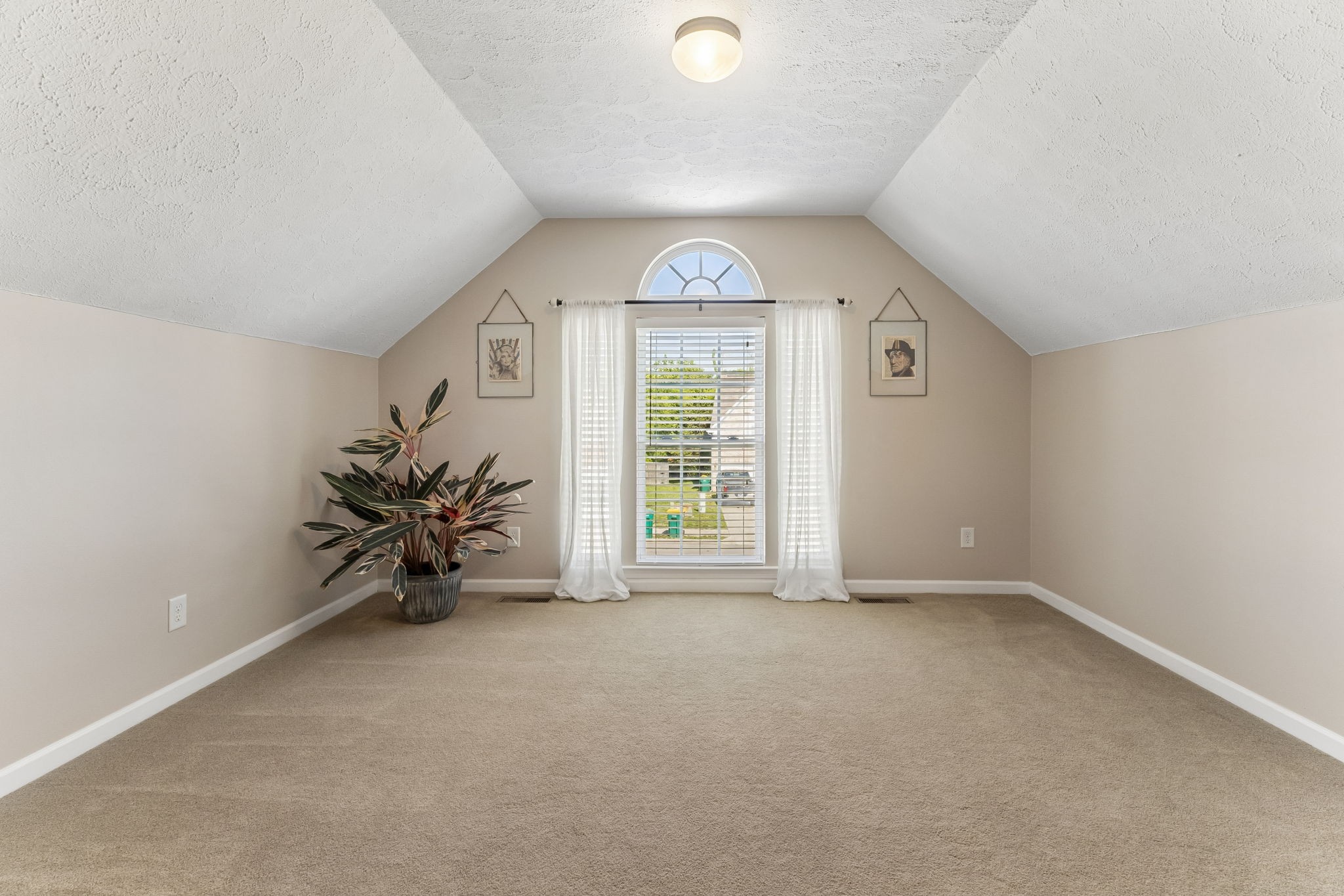 410 Creekside Ln