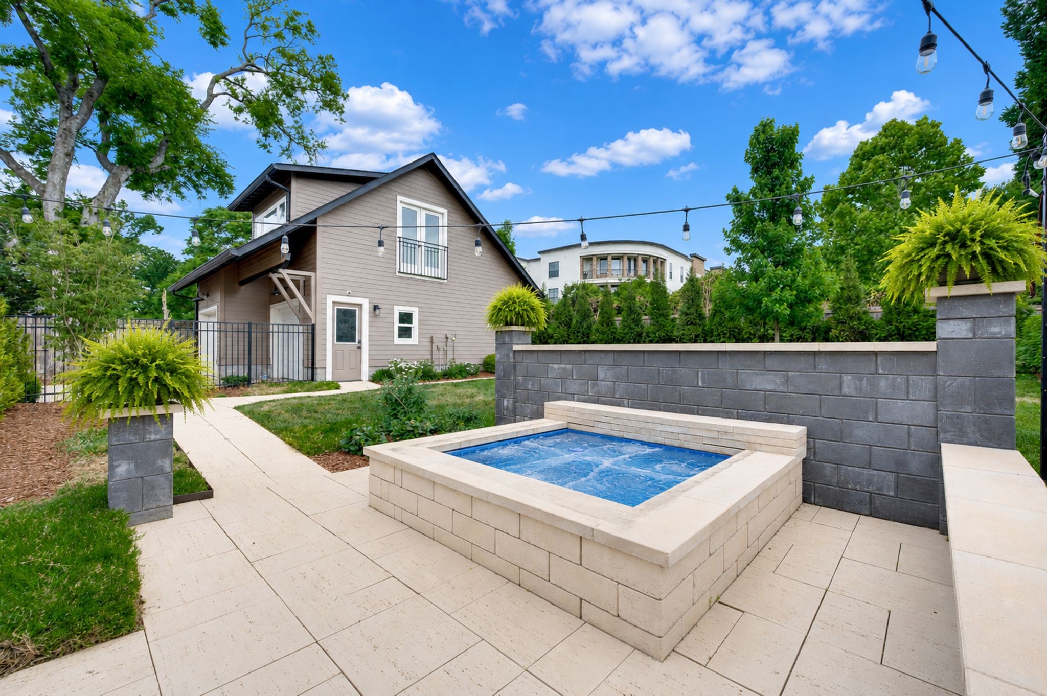 2012 Cedar Ln